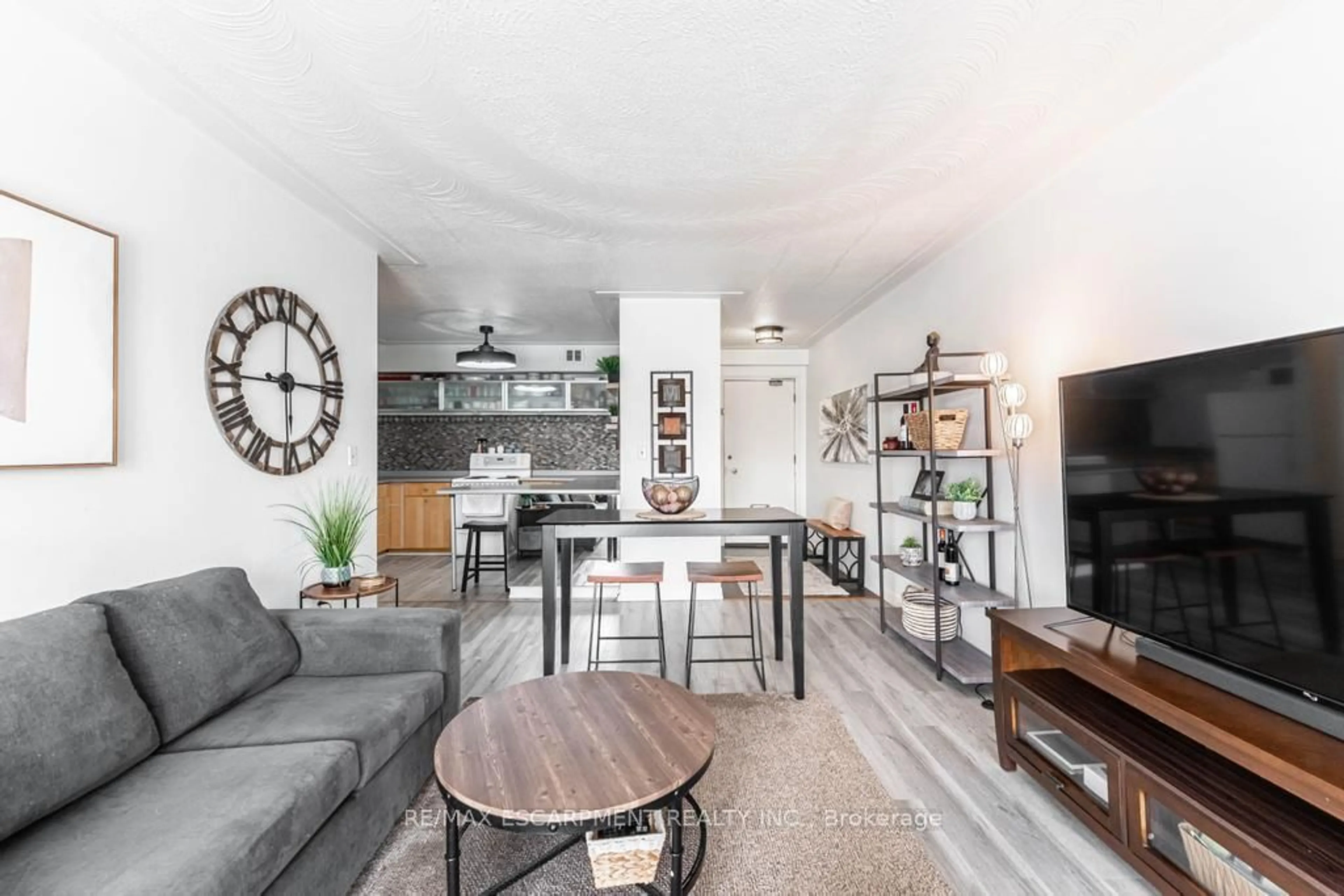 Living room with furniture, unknown for 8 WOODMAN Dr #508, Hamilton Ontario L8K 4C9