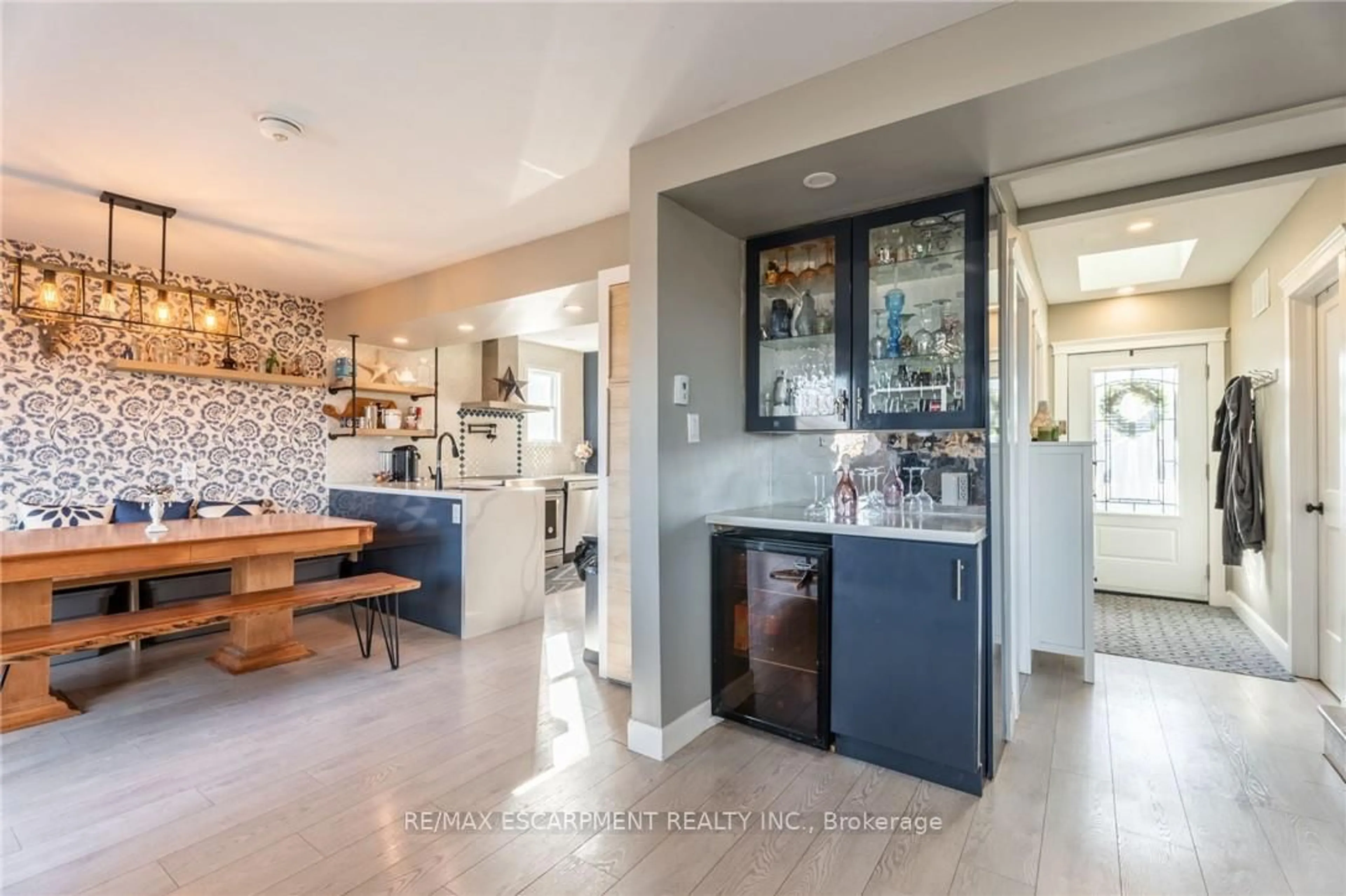 Open concept kitchen, ceramic/tile floor for 735 Beach Blvd, Hamilton Ontario L8H 6Y5