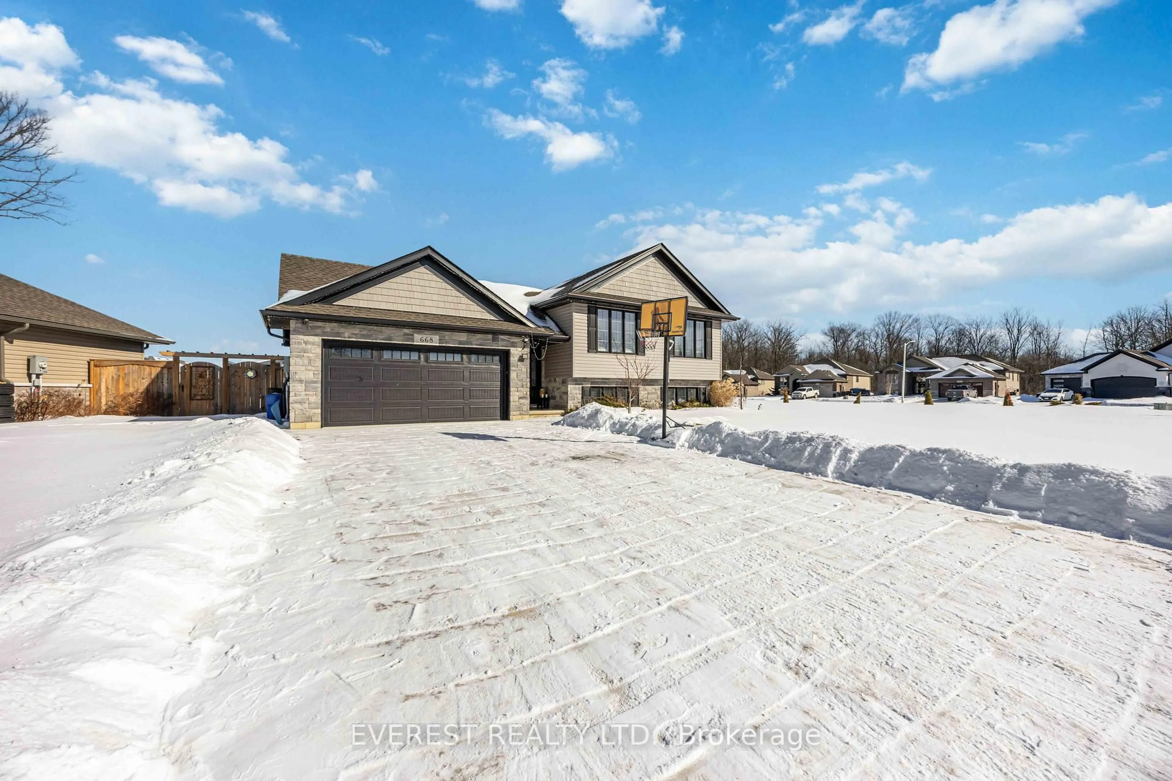 A pic from outside/outdoor area/front of a property/back of a property/a pic from drone, street for 668 WINNERS Circ, St. Clair Ontario N0N 1G0