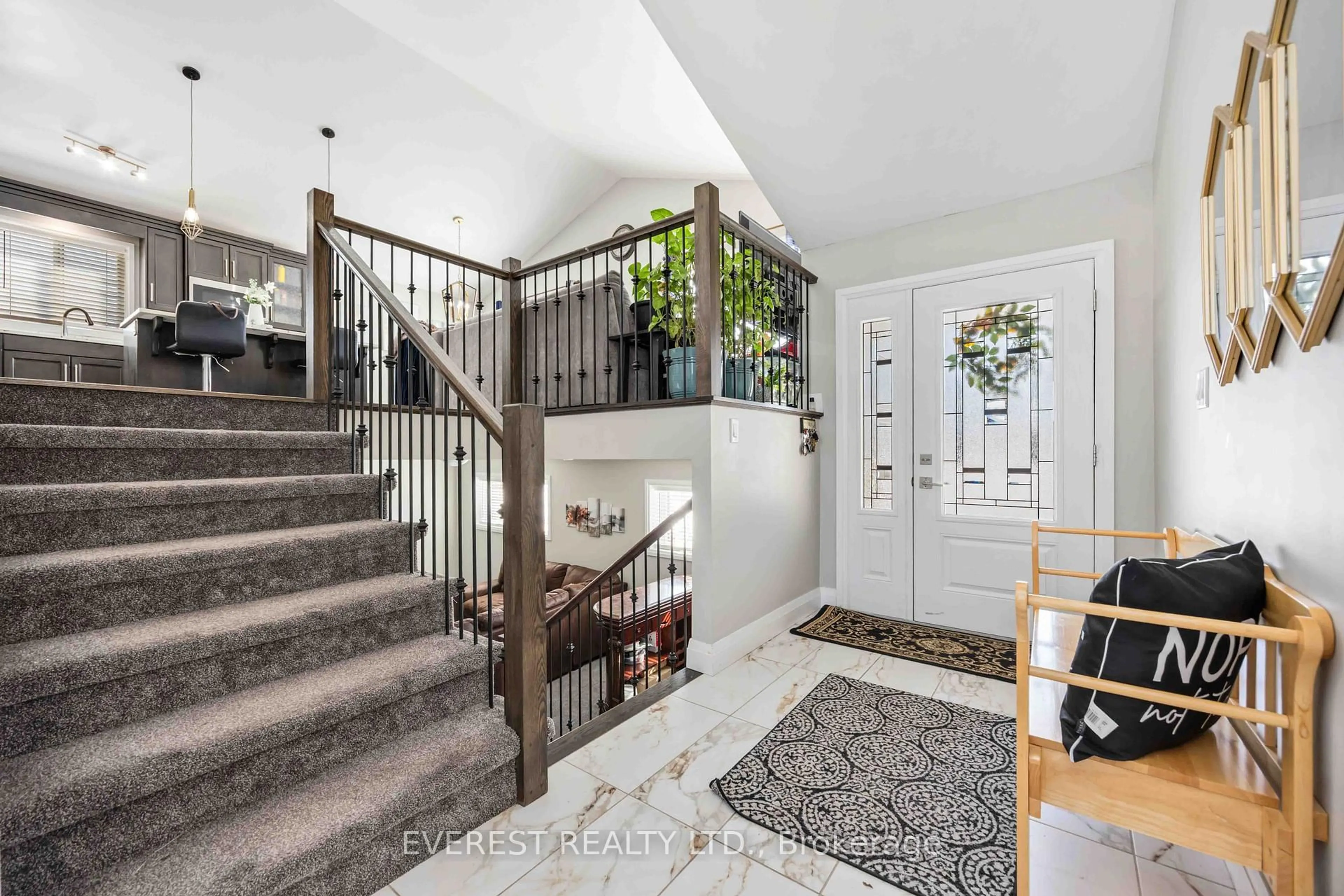 Indoor entryway for 668 WINNERS Circ, St. Clair Ontario N0N 1G0