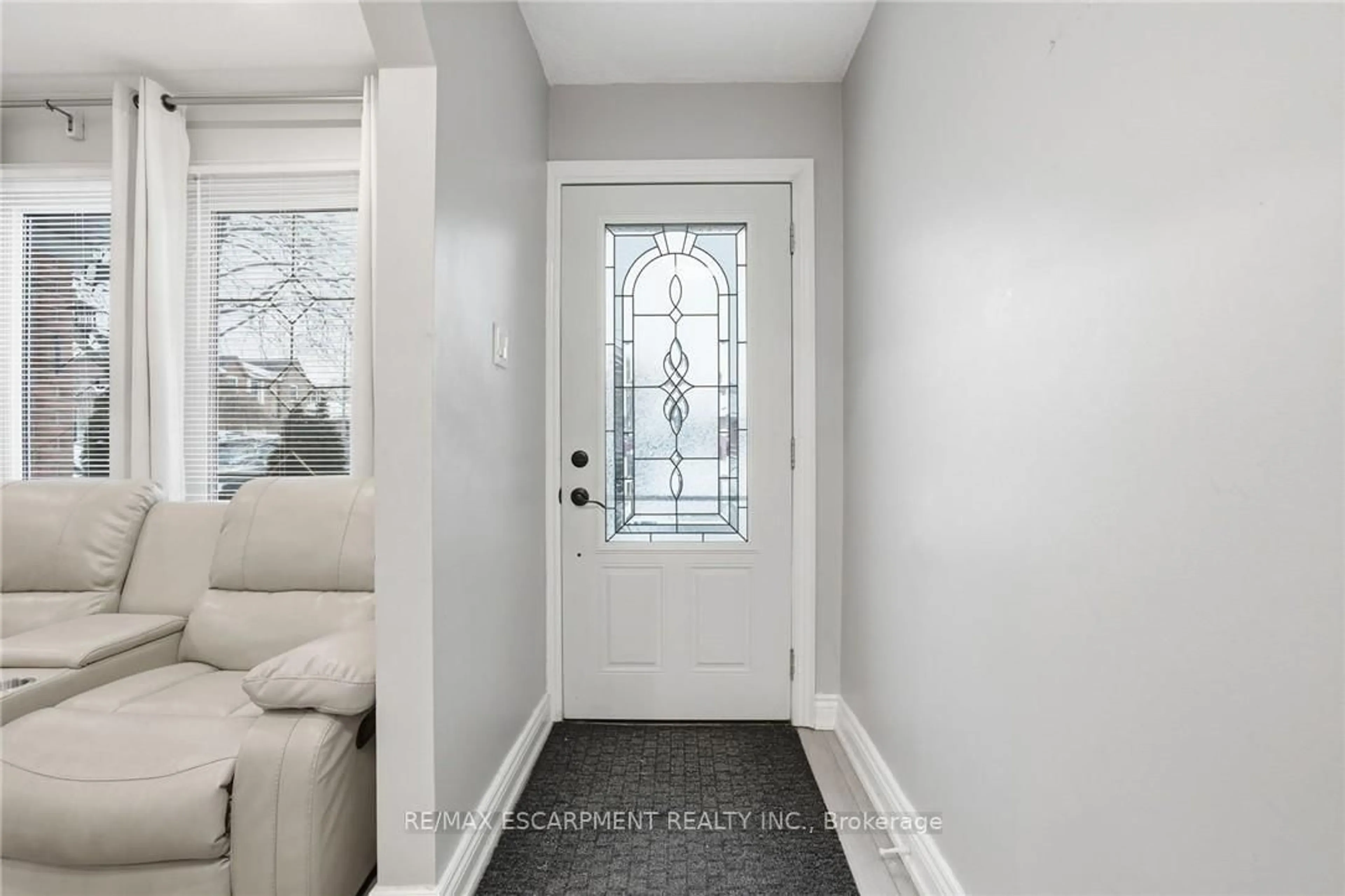 Indoor entryway for 5 Twinoaks Cres, Hamilton Ontario L8J 2E6