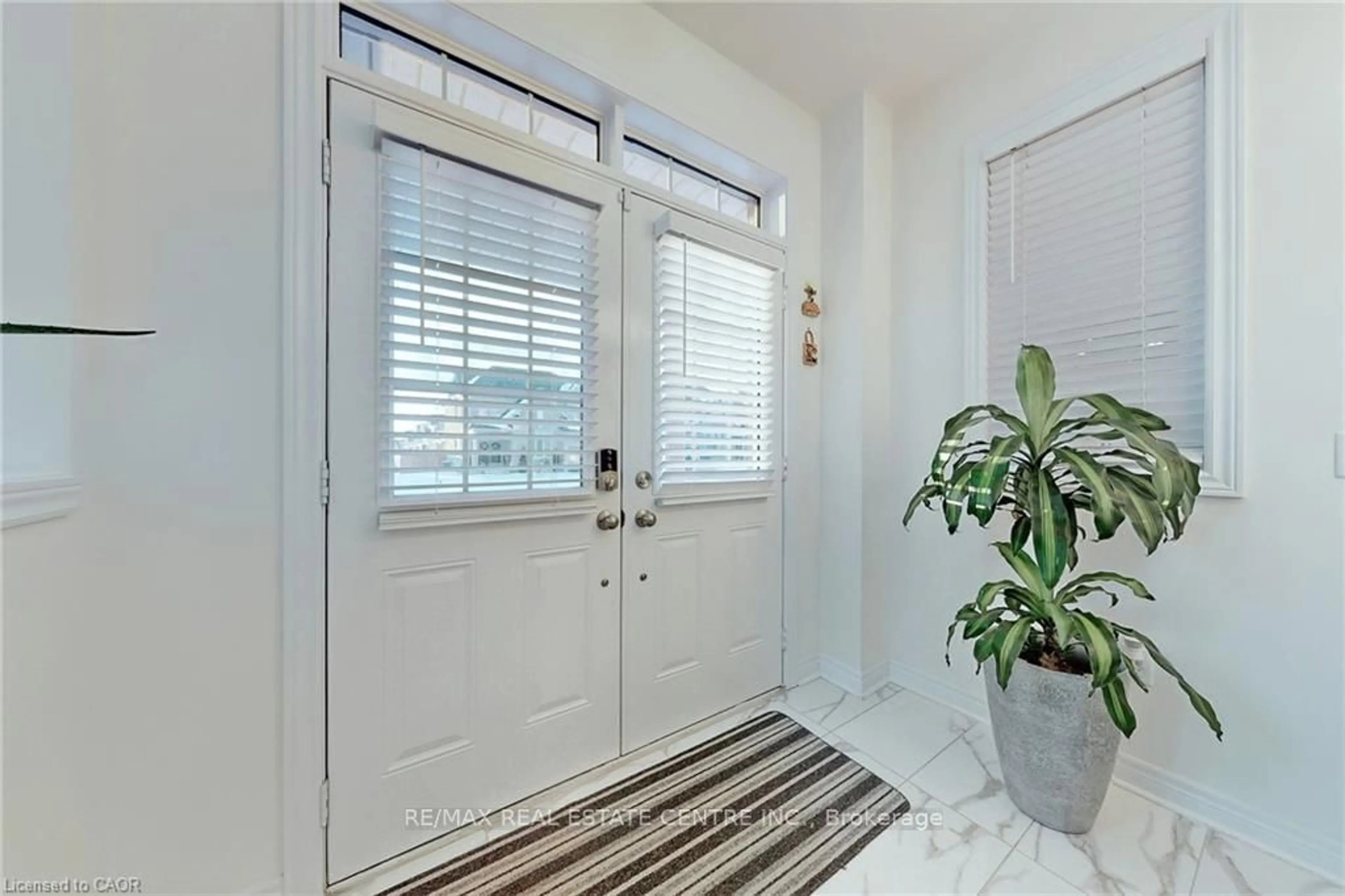 Indoor entryway for 216 Harcourt Cres, Woodstock Ontario N4T 0H2