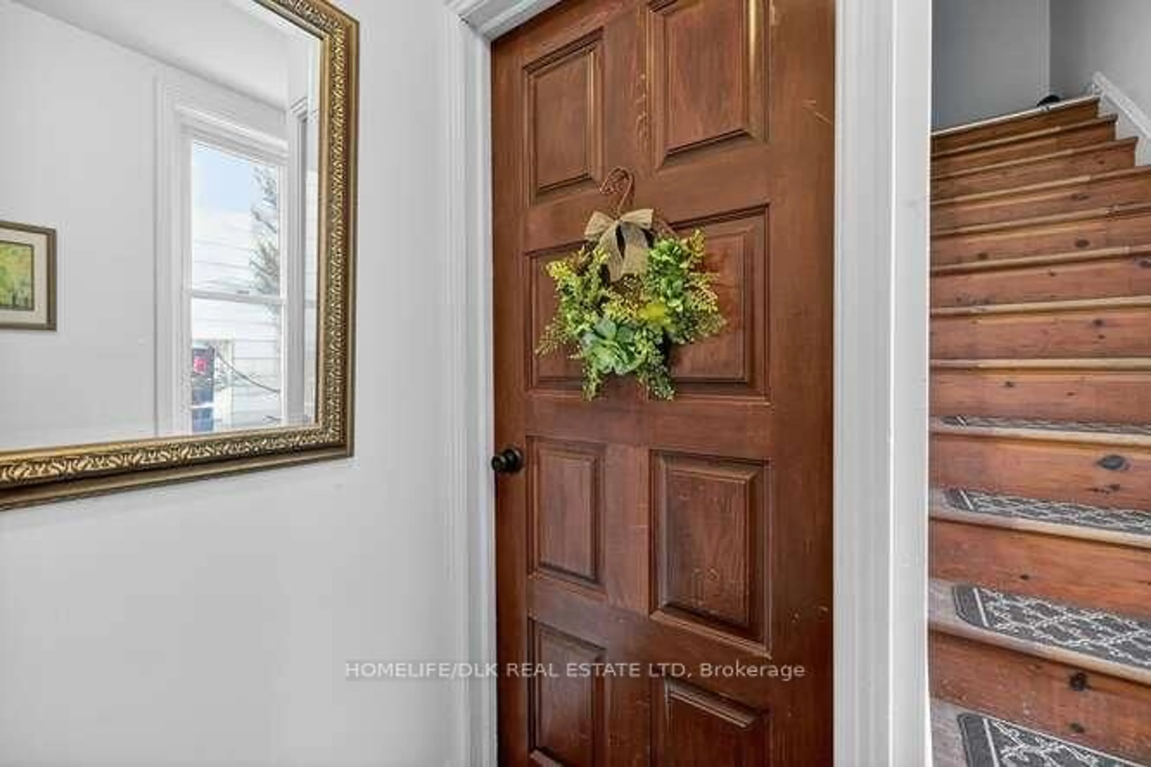 Indoor entryway for 73 James St, Brockville Ontario K6V 1K6