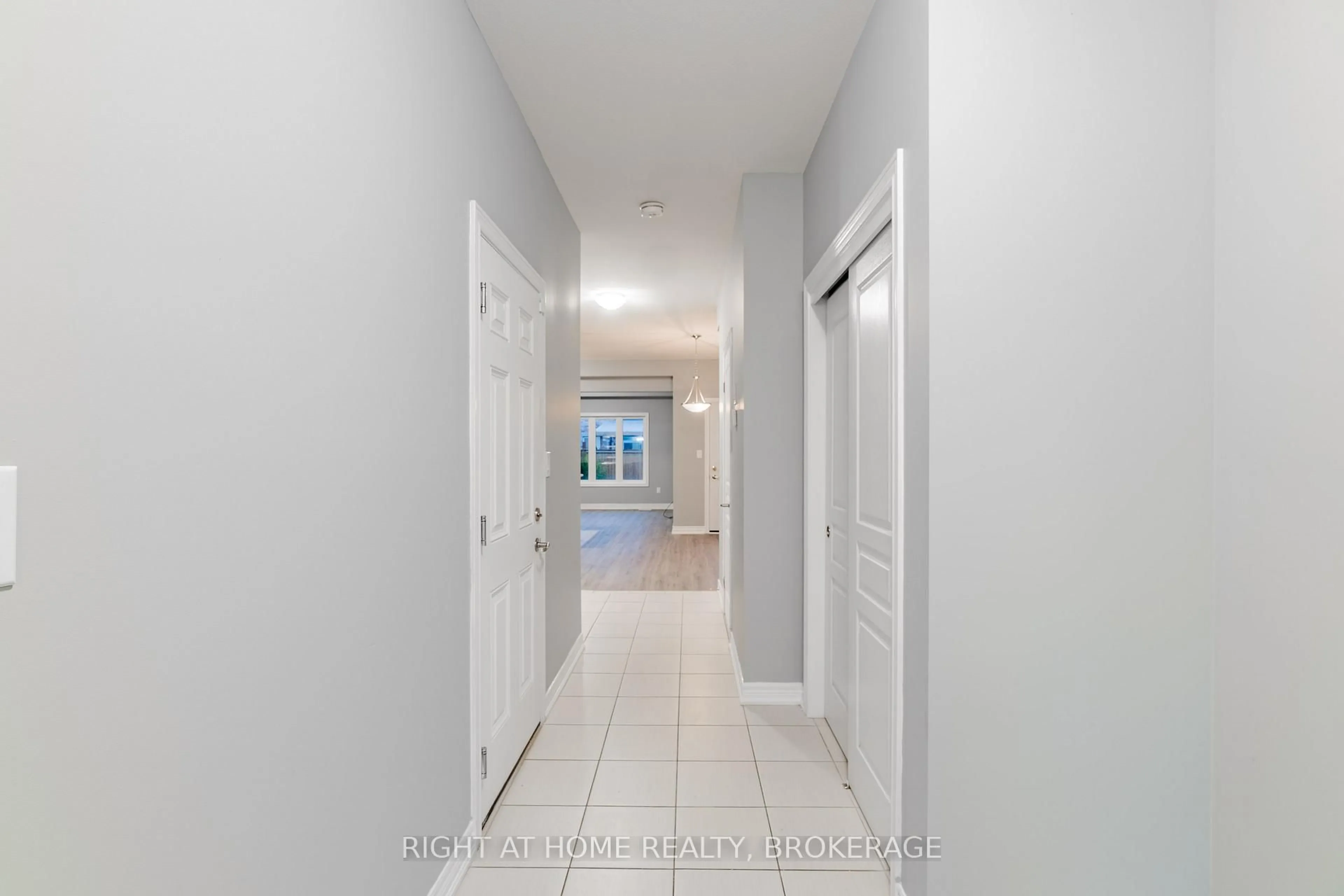 Indoor entryway for 9513 Tallgrass Ave, Niagara Falls Ontario L2G 0Y2