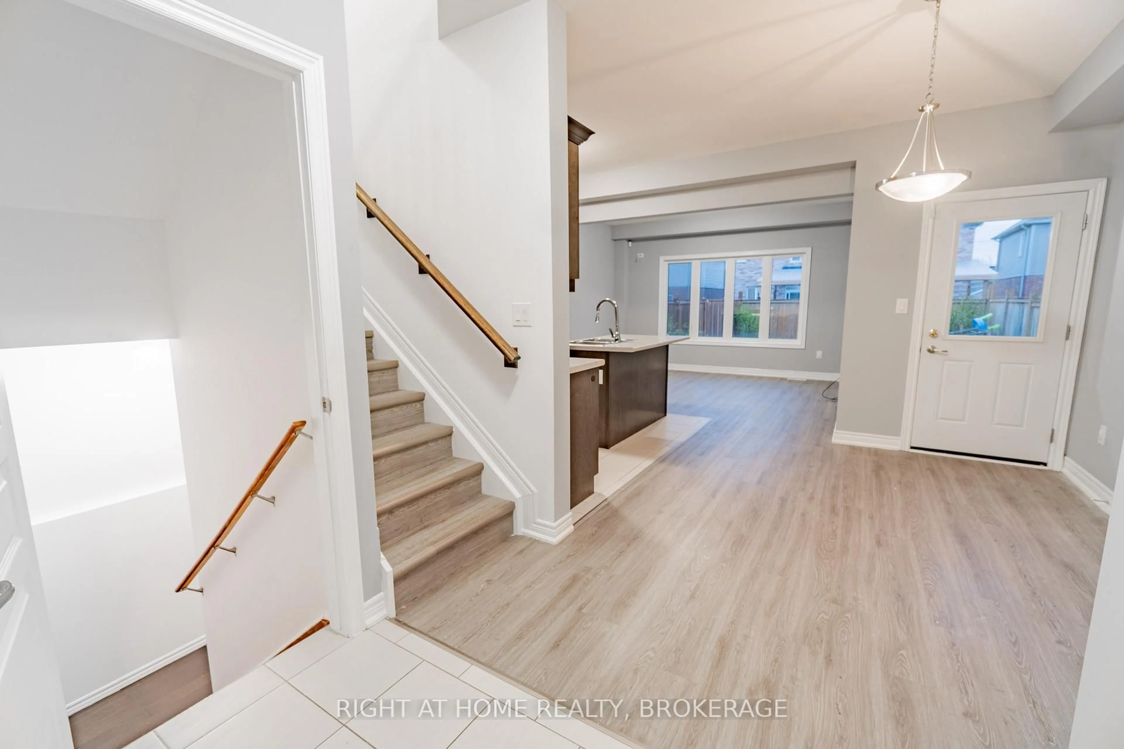 Indoor entryway for 9513 Tallgrass Ave, Niagara Falls Ontario L2G 0Y2