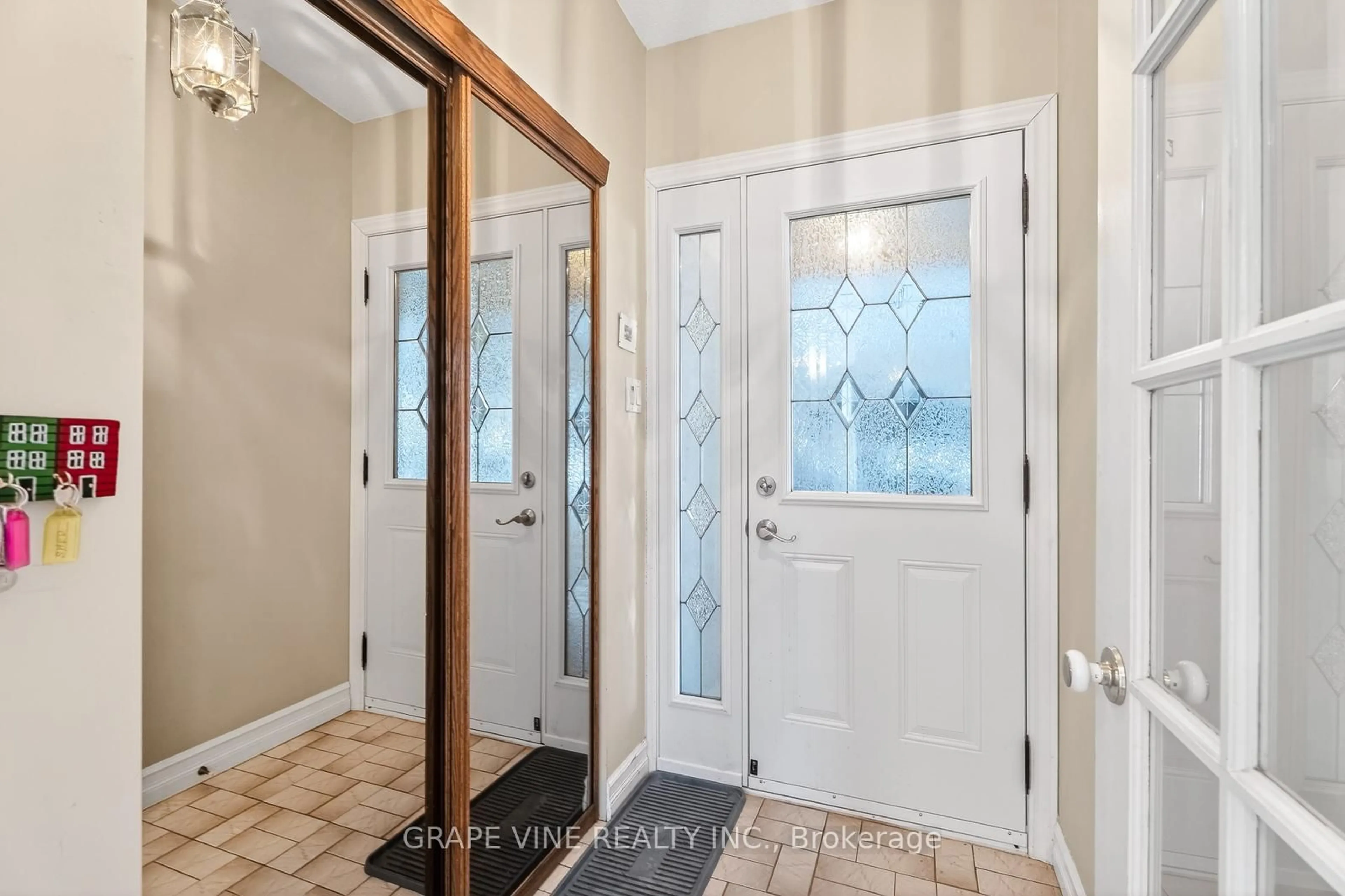 Indoor entryway for 46 Cleadon Dr, Ottawa Ontario K2H 5P3