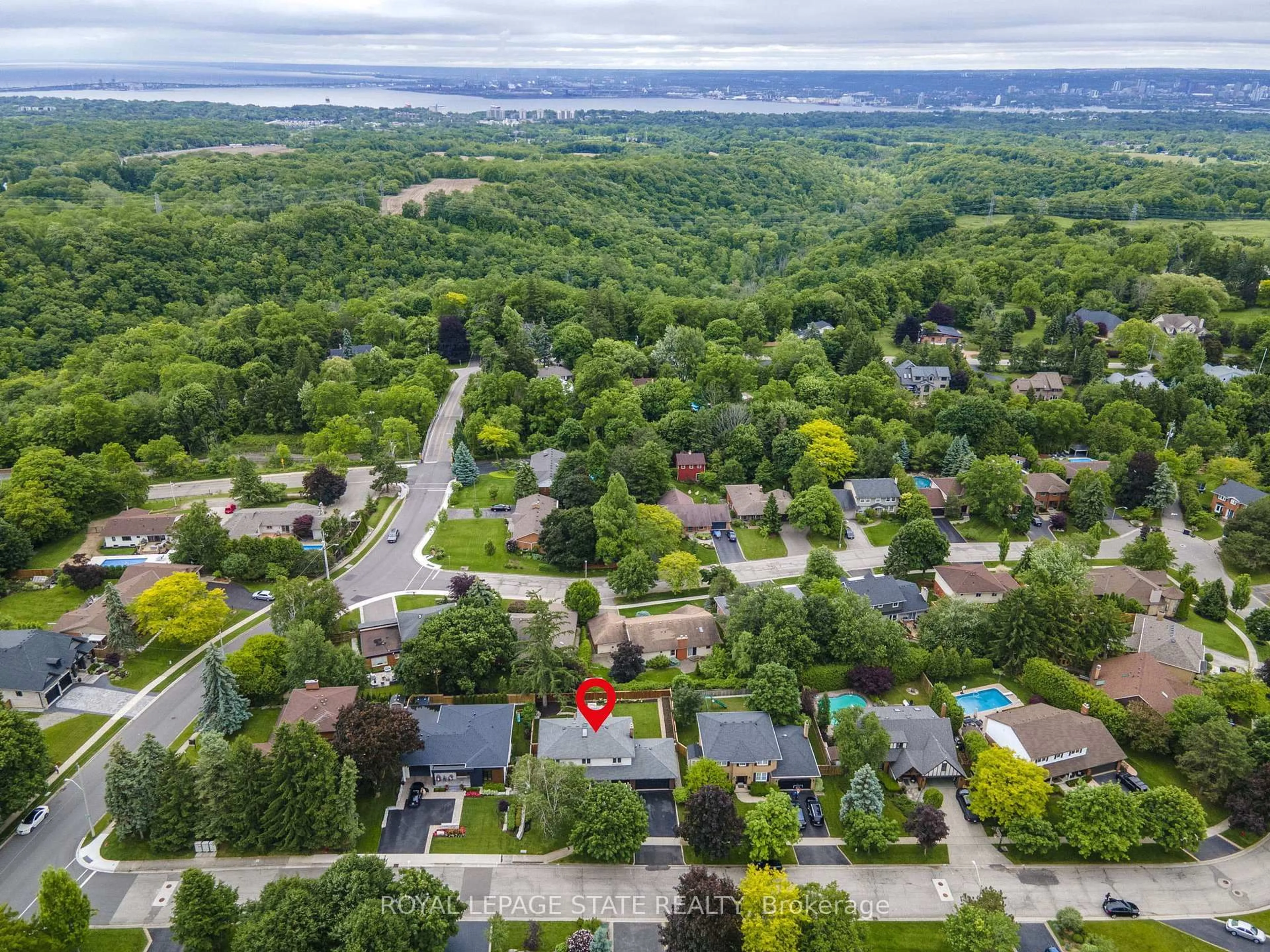 A pic from outside/outdoor area/front of a property/back of a property/a pic from drone, street for 7 Carl Cres, Hamilton Ontario L0R 2H4