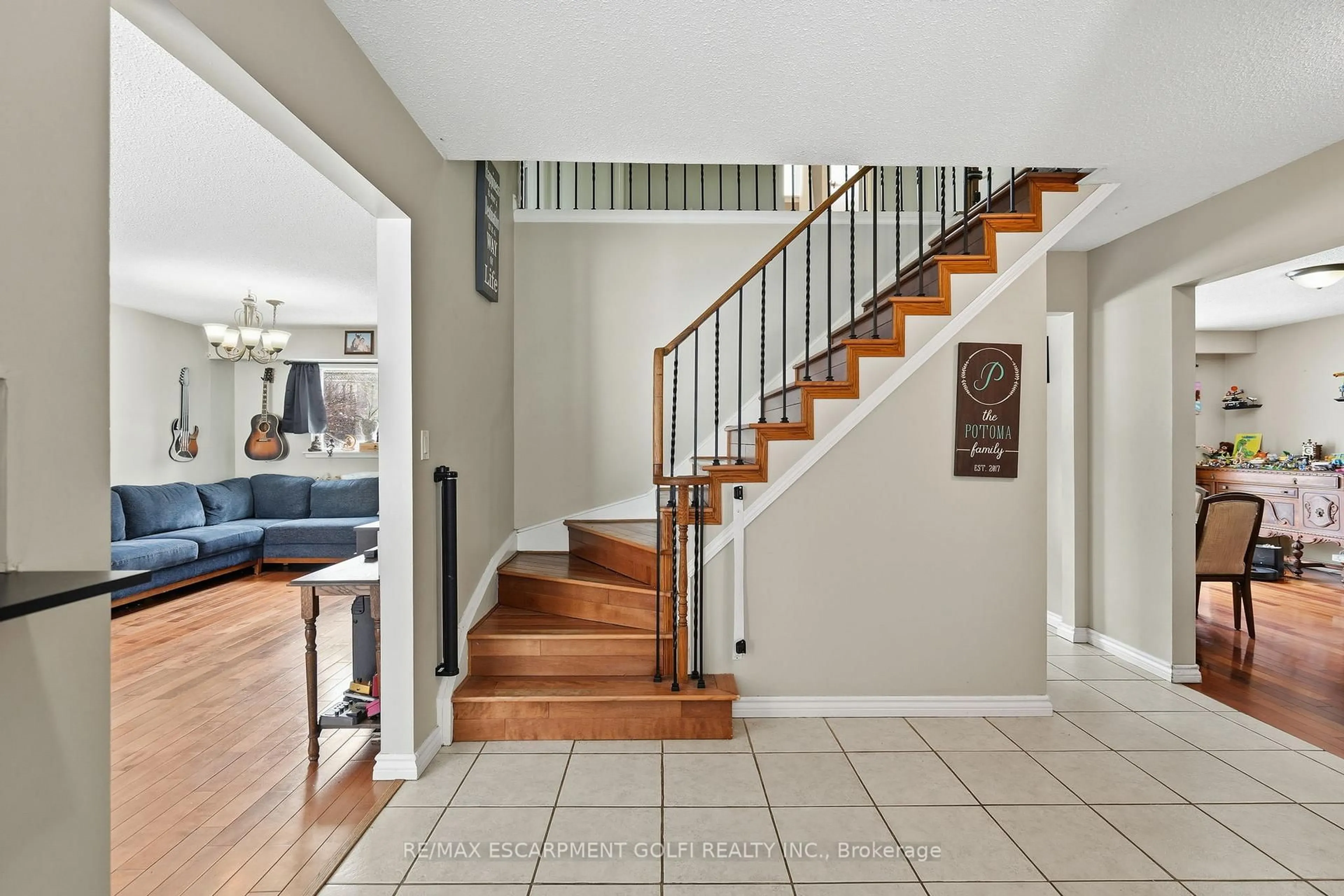 Indoor entryway for 17 Strawberry Lane, Brantford Ontario N3T 5Z6