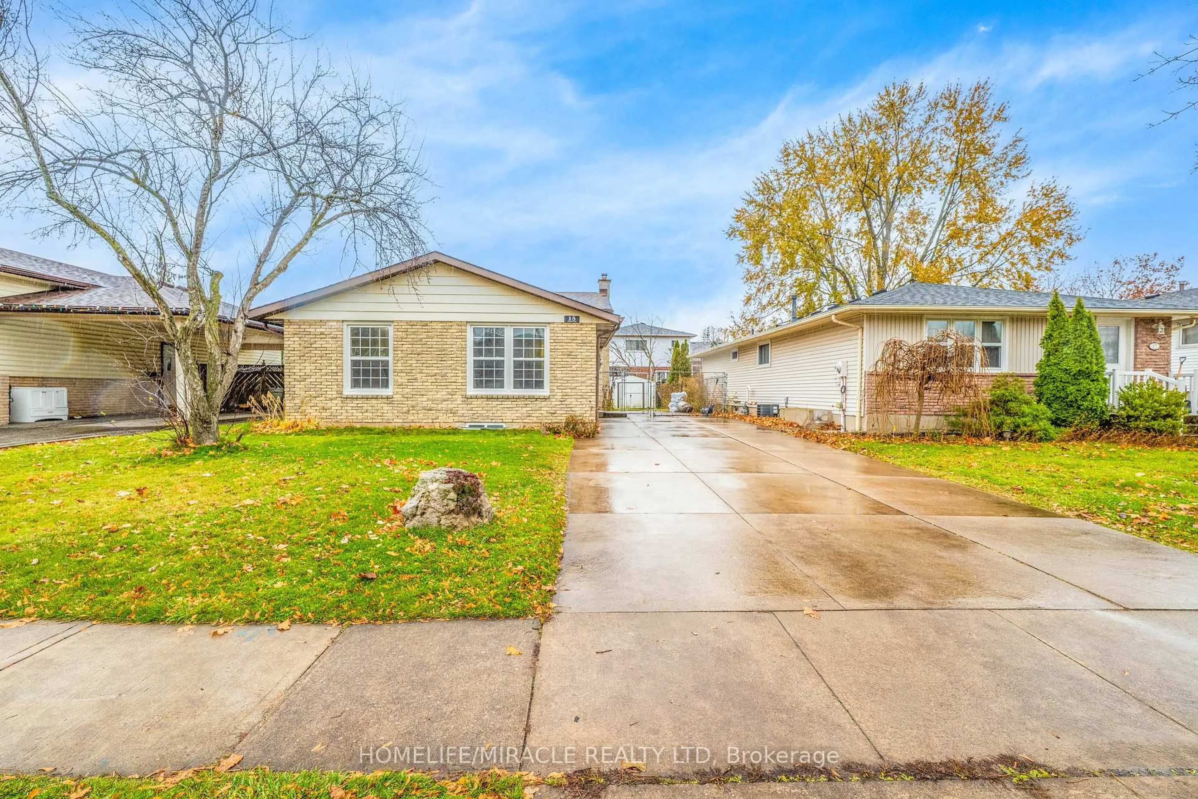 Home with vinyl exterior material, street for 15 Keefer Rd, Thorold Ontario L2V 4M6