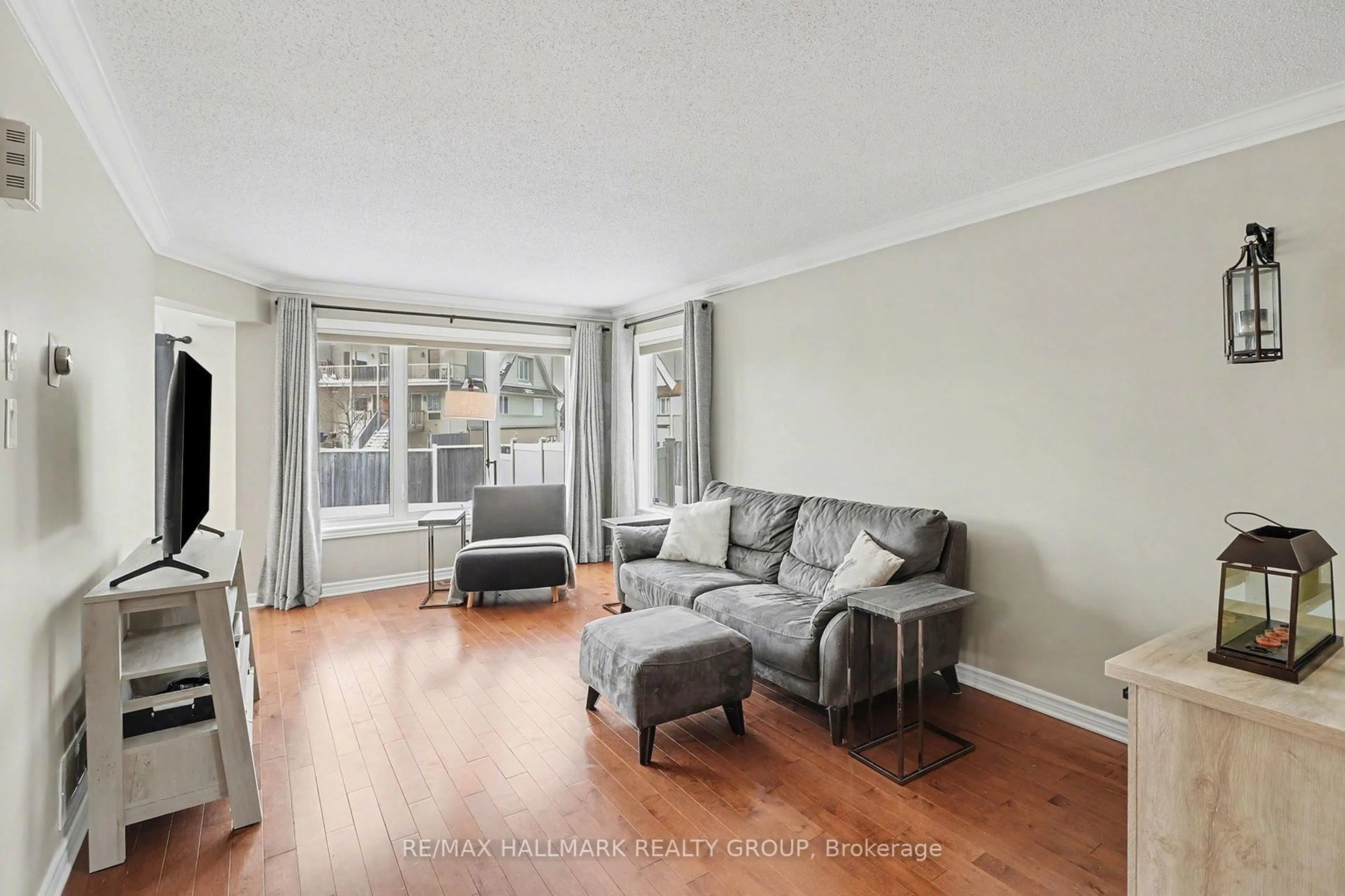 Living room with furniture, wood/laminate floor for 255 Wildcliff Way, Orleans Ontario K4A 0L4