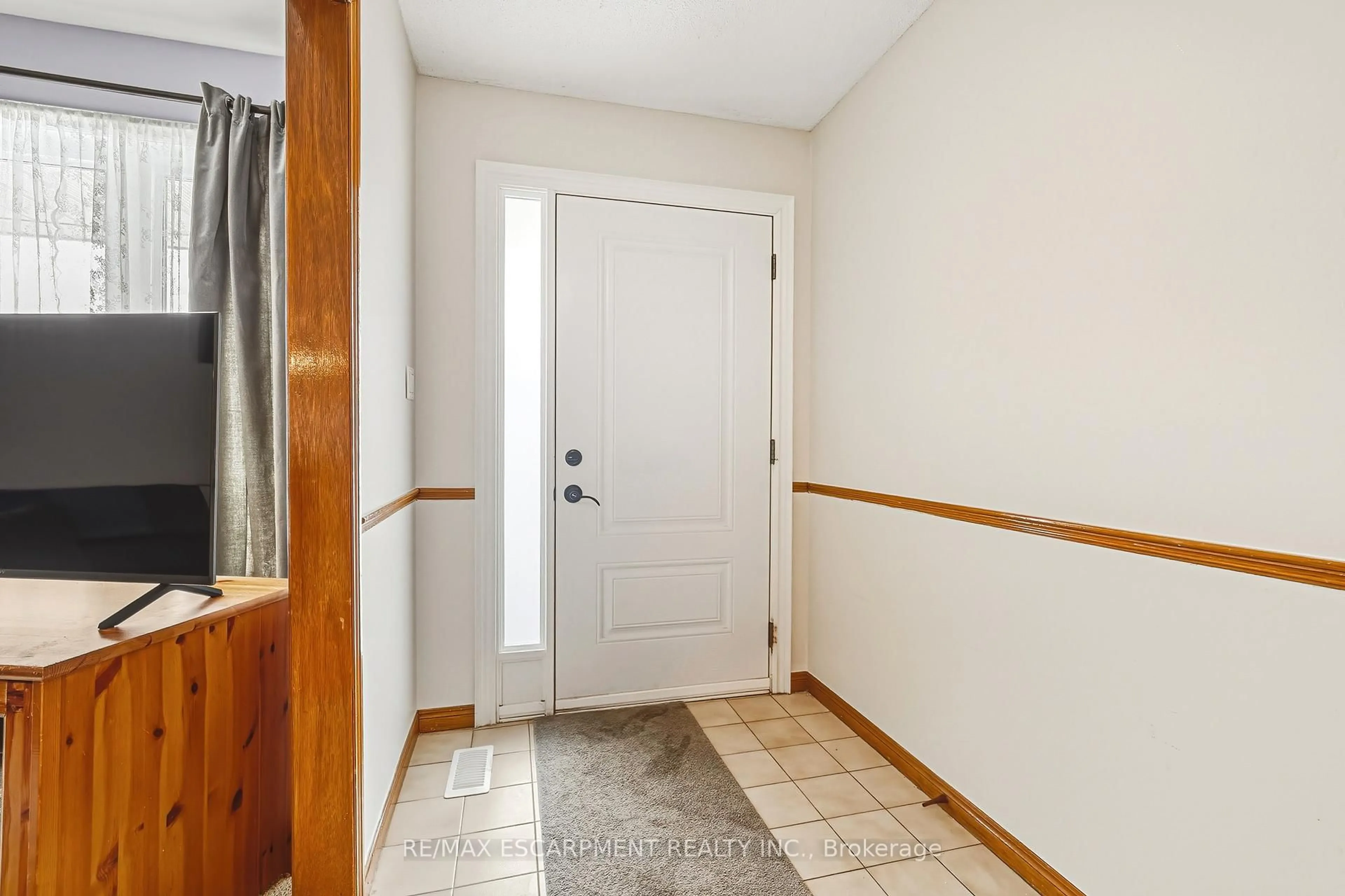 Indoor entryway for 43 Everest St, Hamilton Ontario L8W 2J5