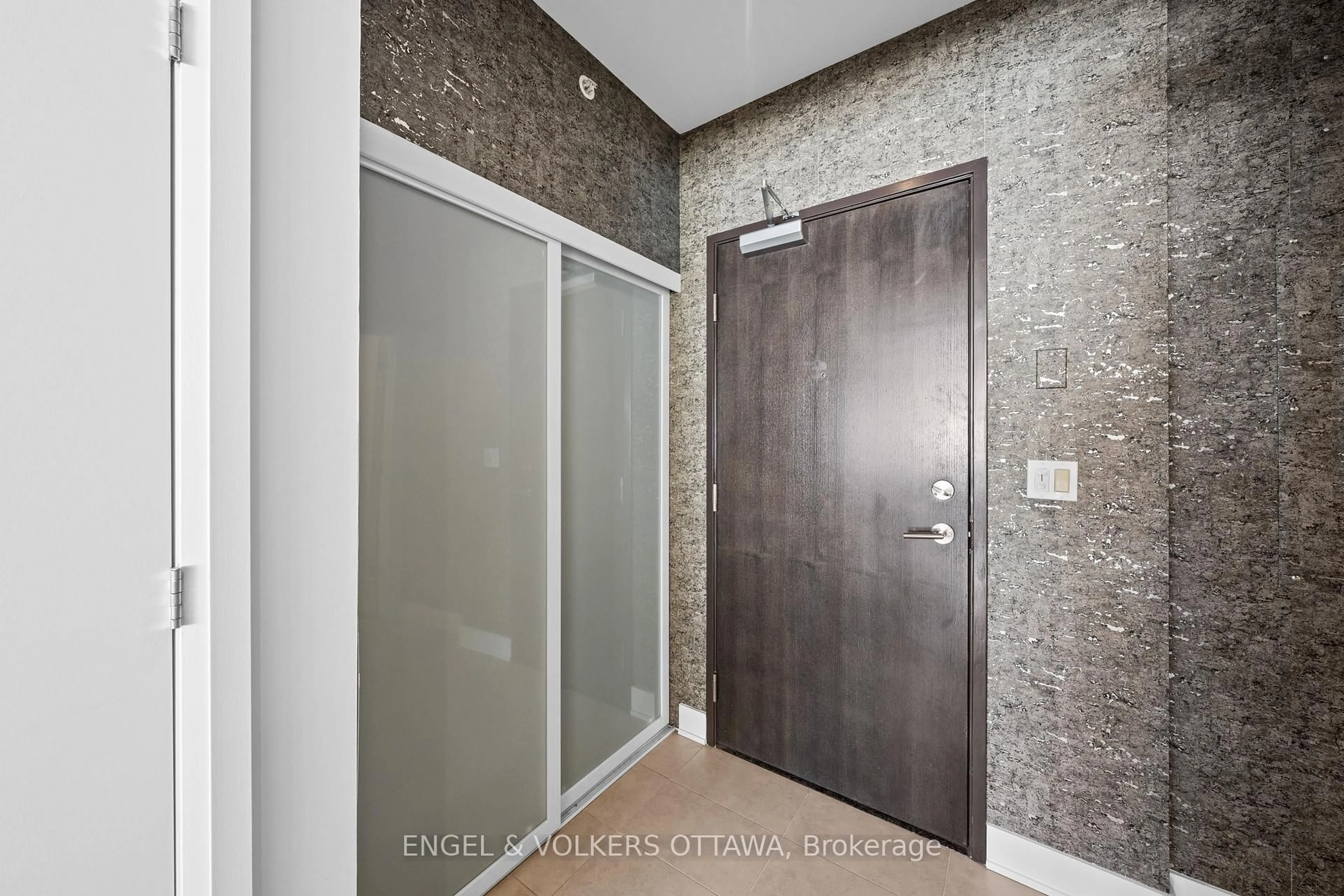Indoor entryway for 1035 Bank St #110, Ottawa Ontario K1S 5K3