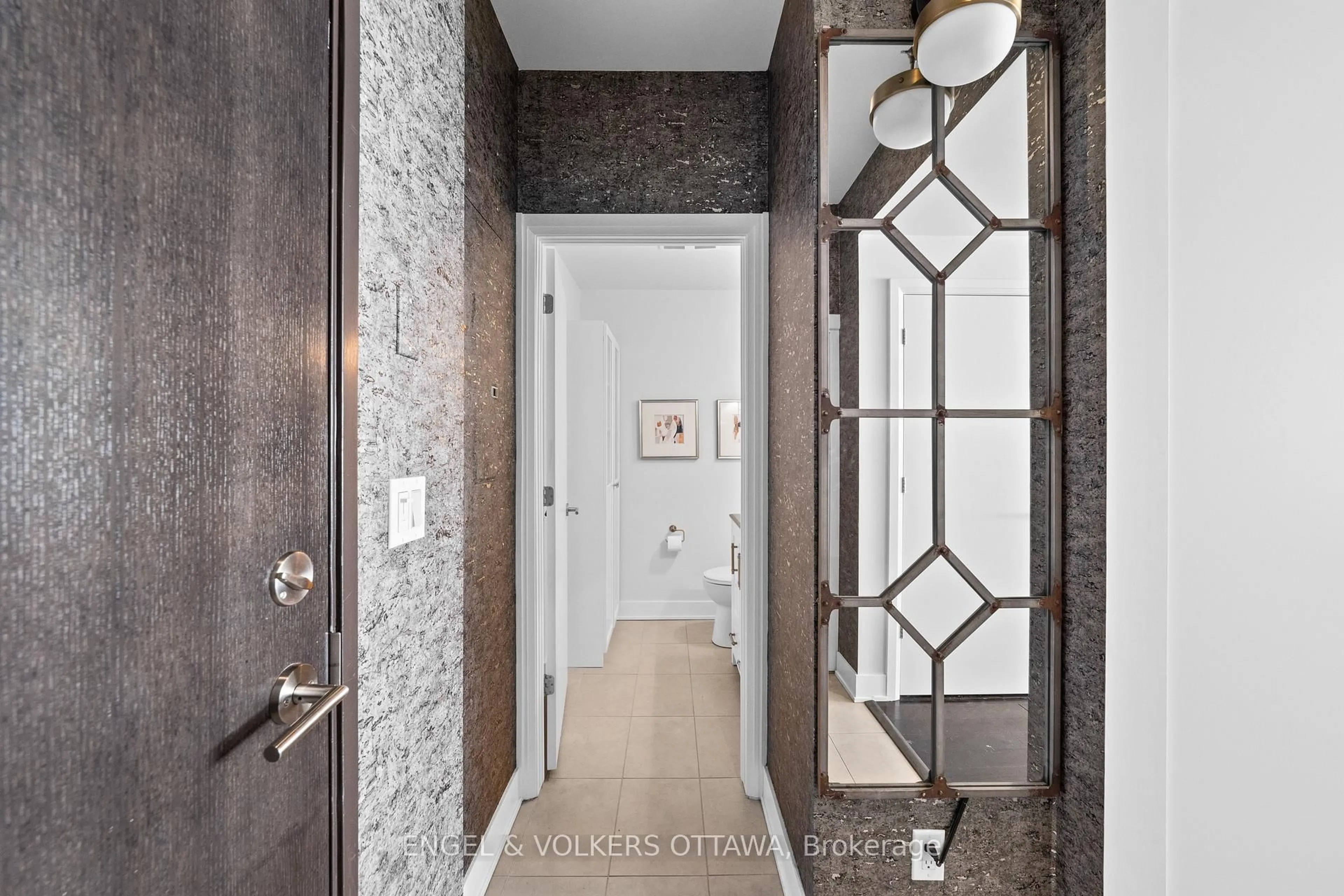 Indoor entryway for 1035 Bank St #110, Ottawa Ontario K1S 5K3