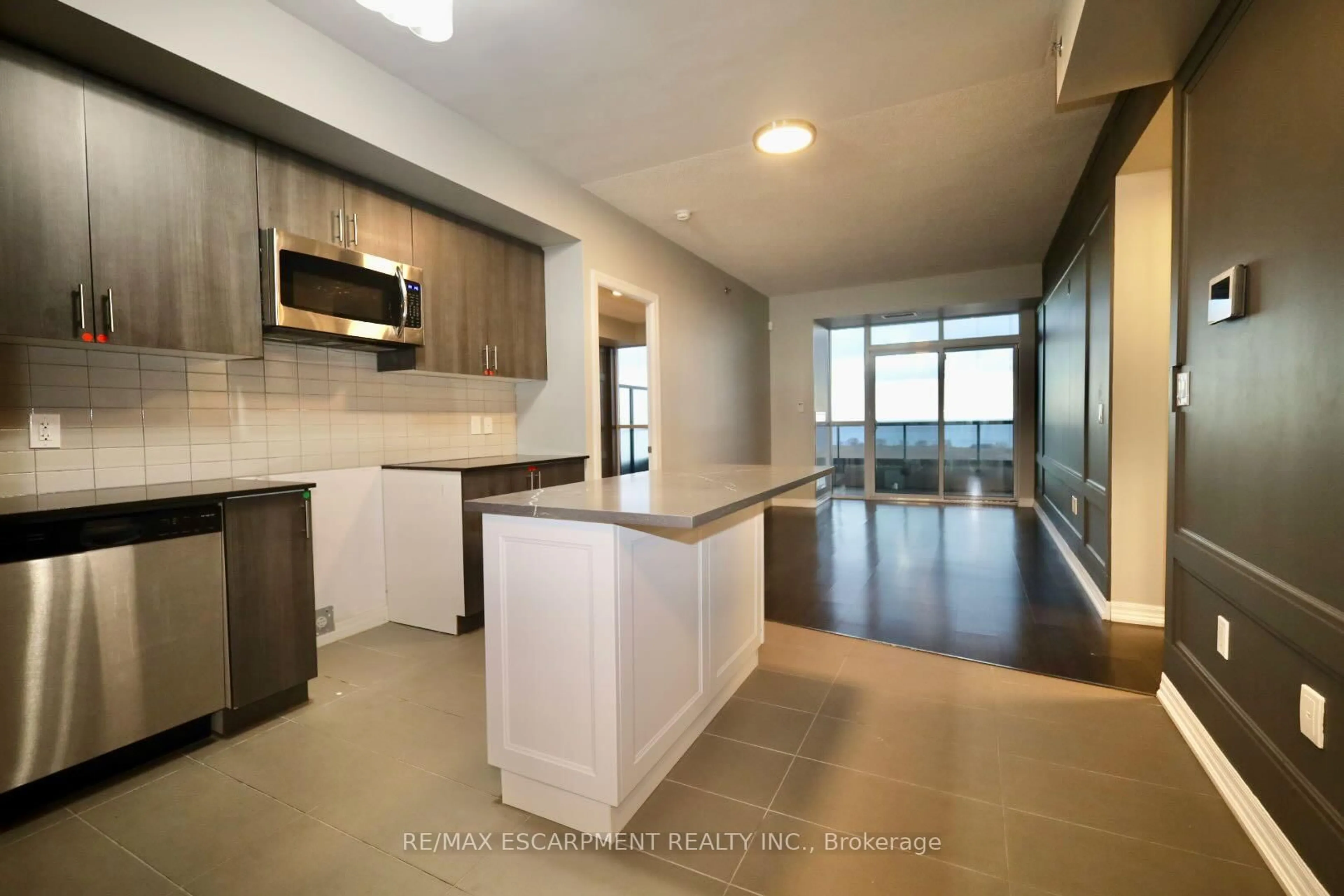 Open concept kitchen, unknown for 560 North Service Rd #810, Grimsby Ontario L3M 0G1