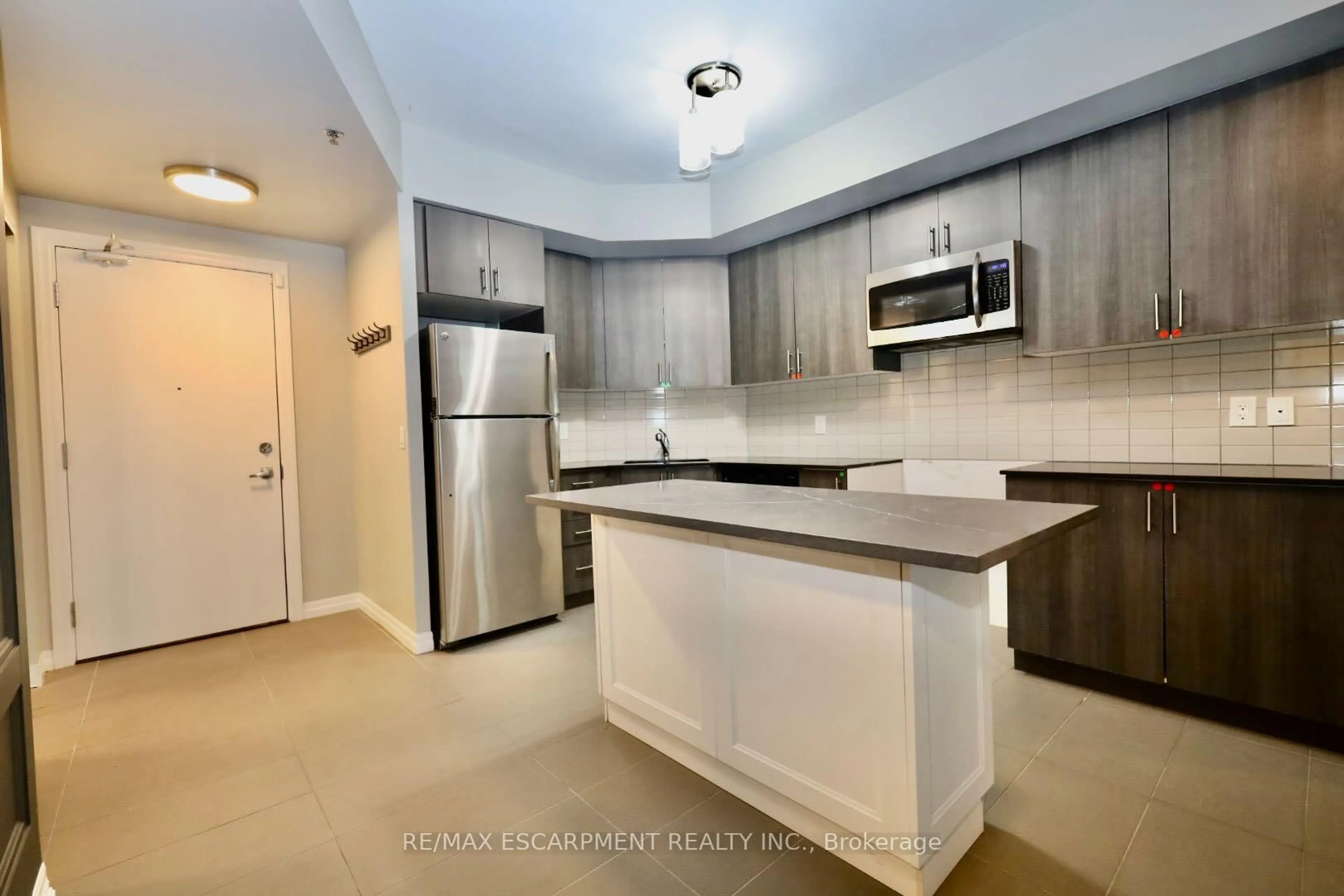 Standard kitchen, unknown for 560 North Service Rd #810, Grimsby Ontario L3M 0G1