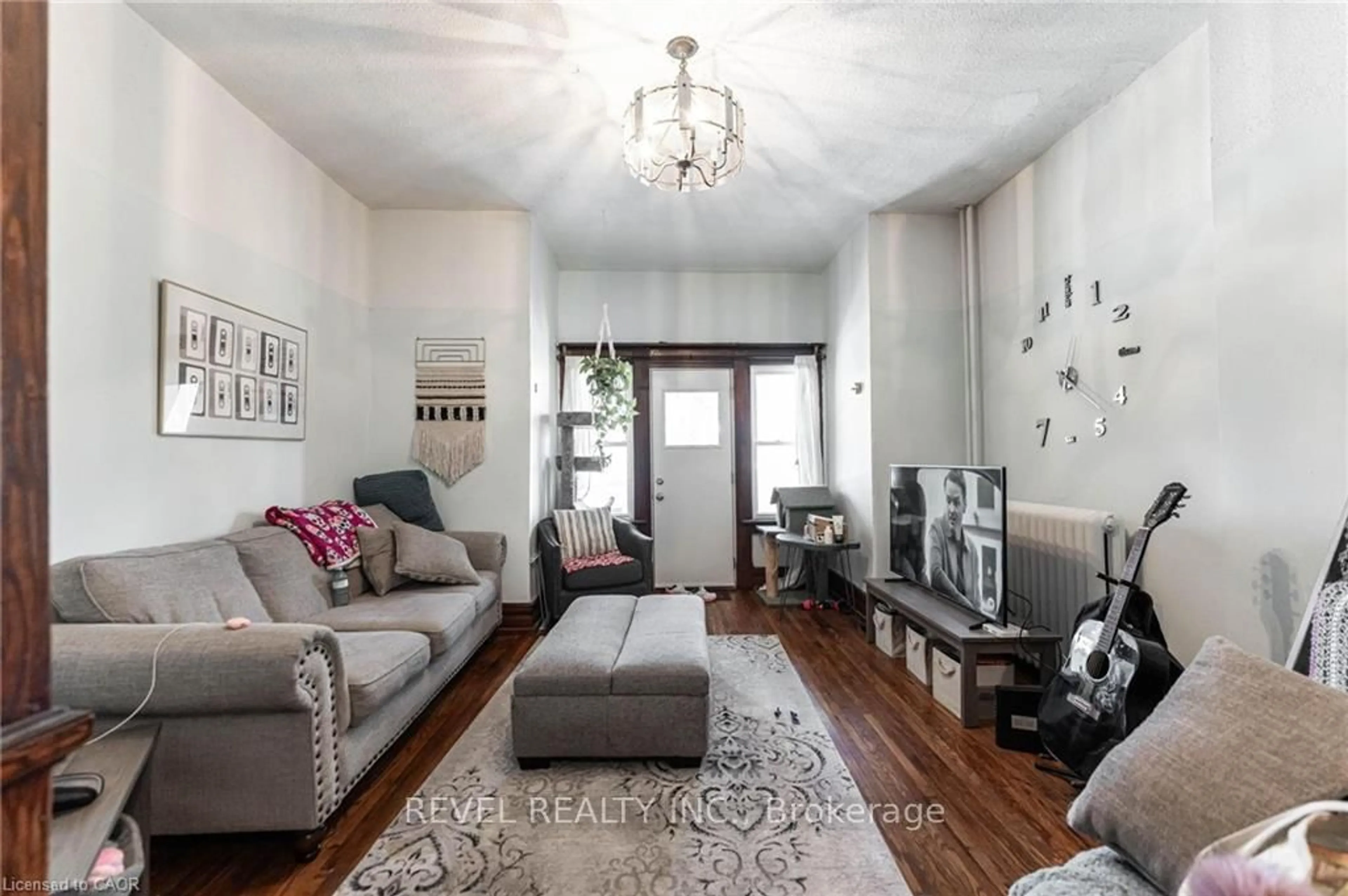 Living room with furniture, unknown for 25 West Ave, Hamilton Ontario L8N 2S2