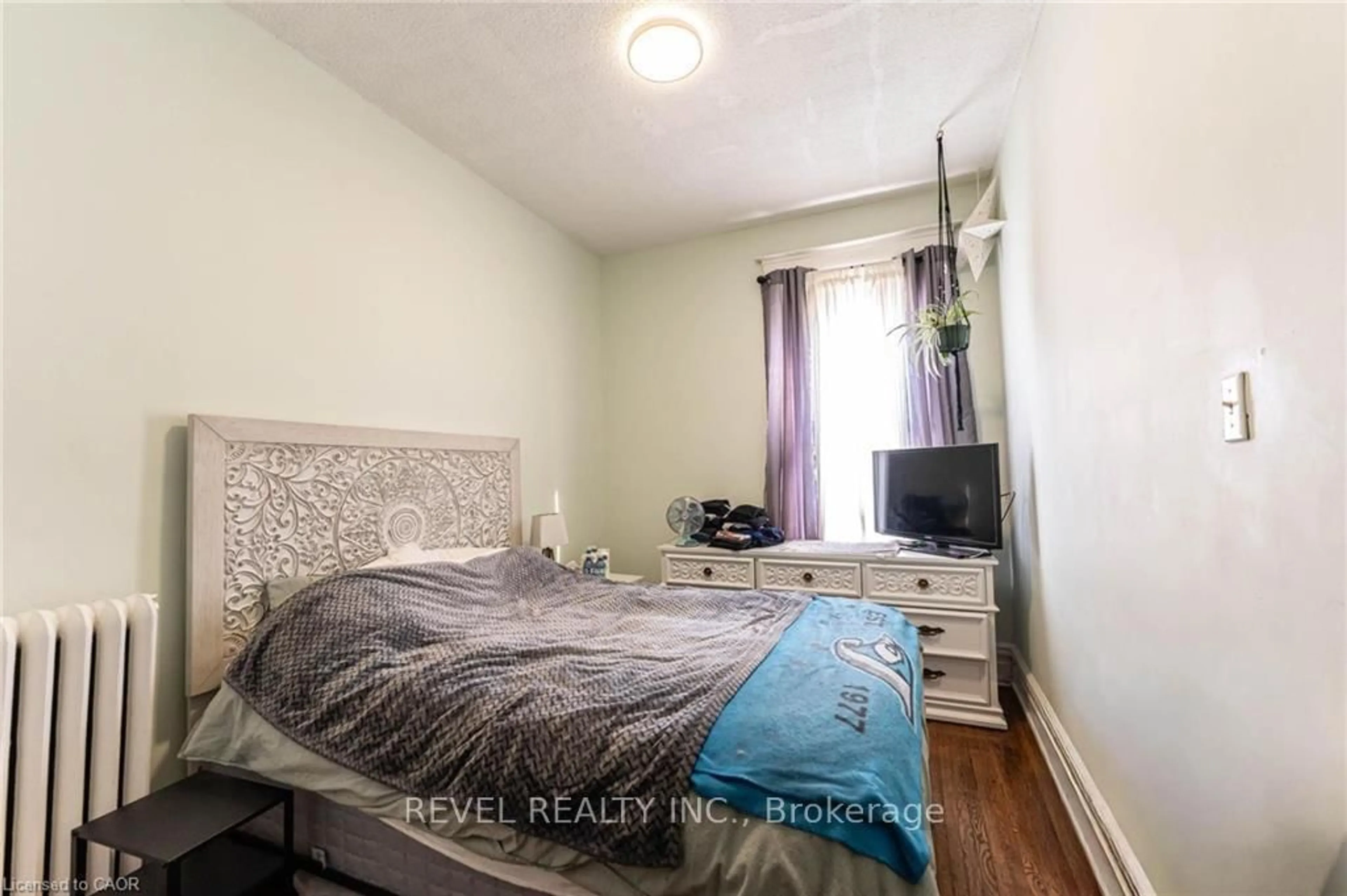 A pic of a room for 25 West Ave, Hamilton Ontario L8N 2S2