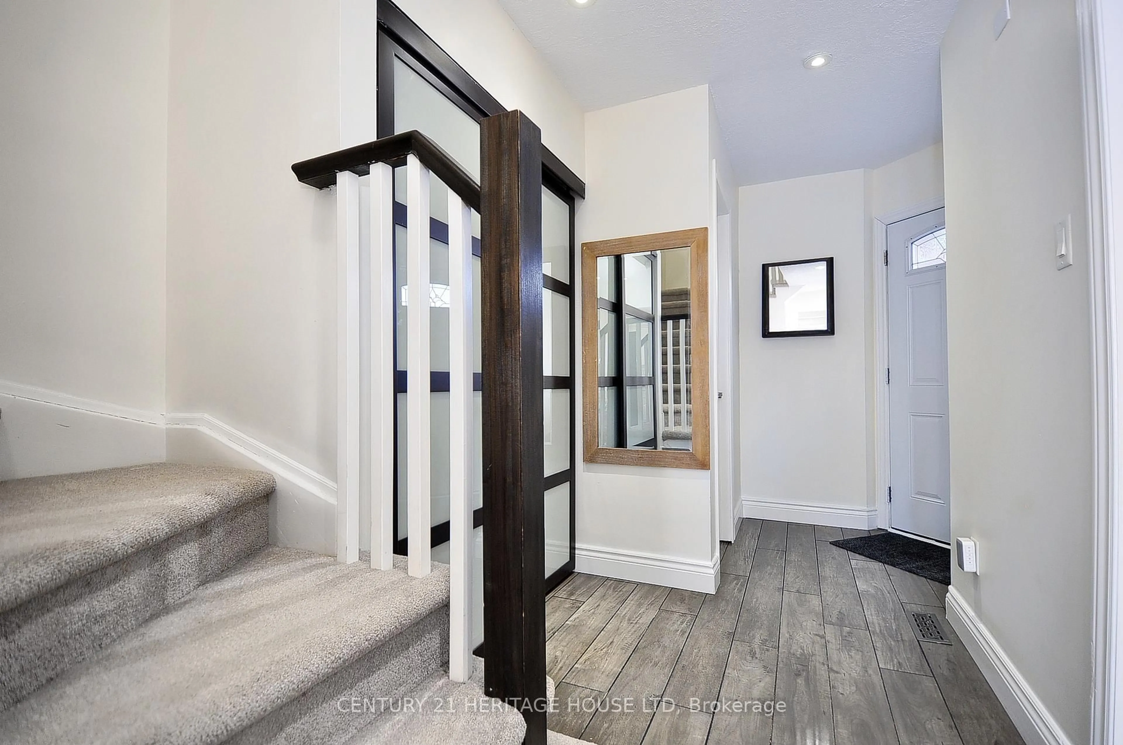 Indoor entryway for 13 Stonecairn Dr, Cambridge Ontario N1T 1W3