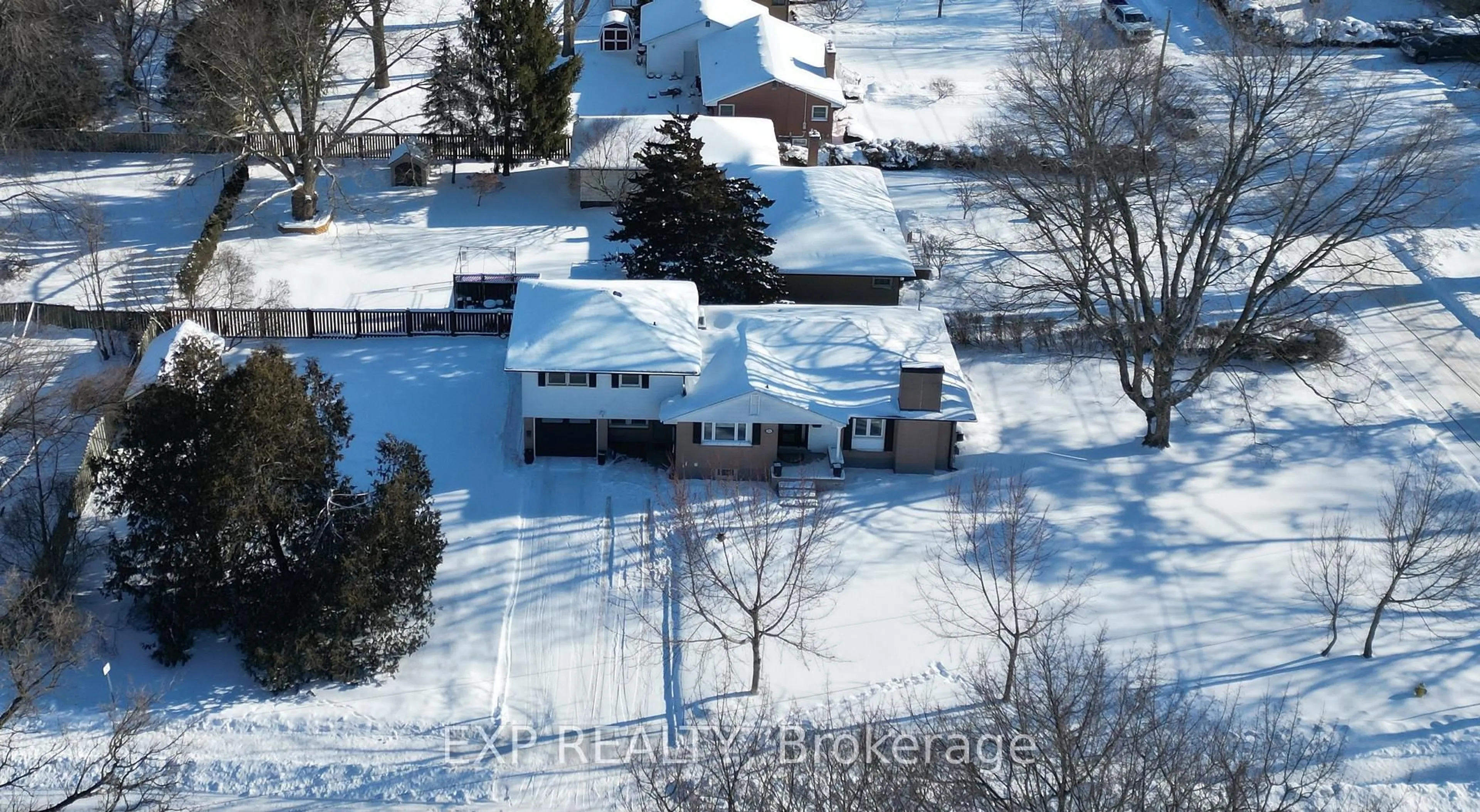 A pic from outside/outdoor area/front of a property/back of a property/a pic from drone, street for 678 LAUDERDALE Ave, London North Ontario N5X 1N1