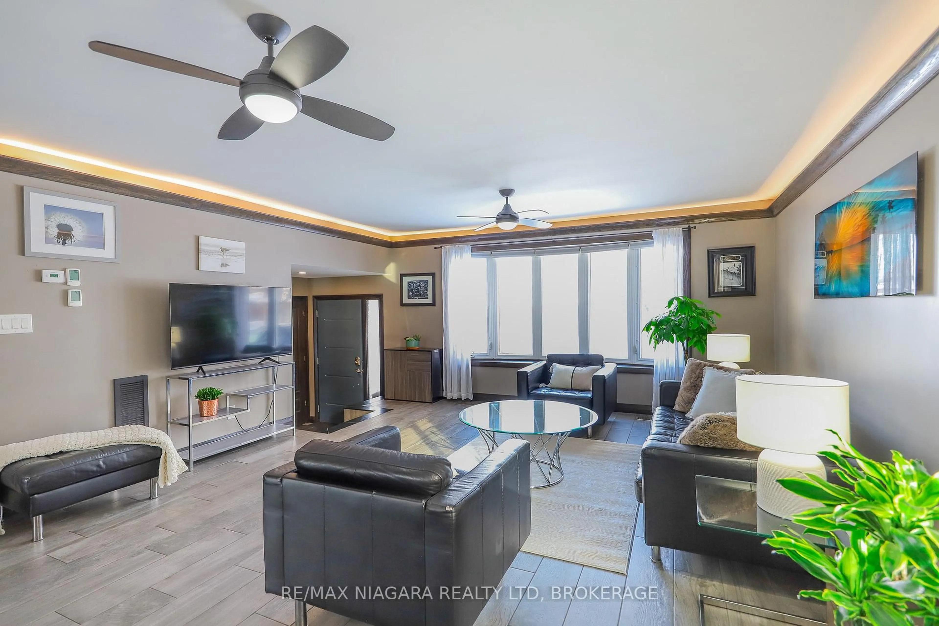 Living room with furniture, unknown for 21 Jessica Dr, St. Catharines Ontario L2M 6V9