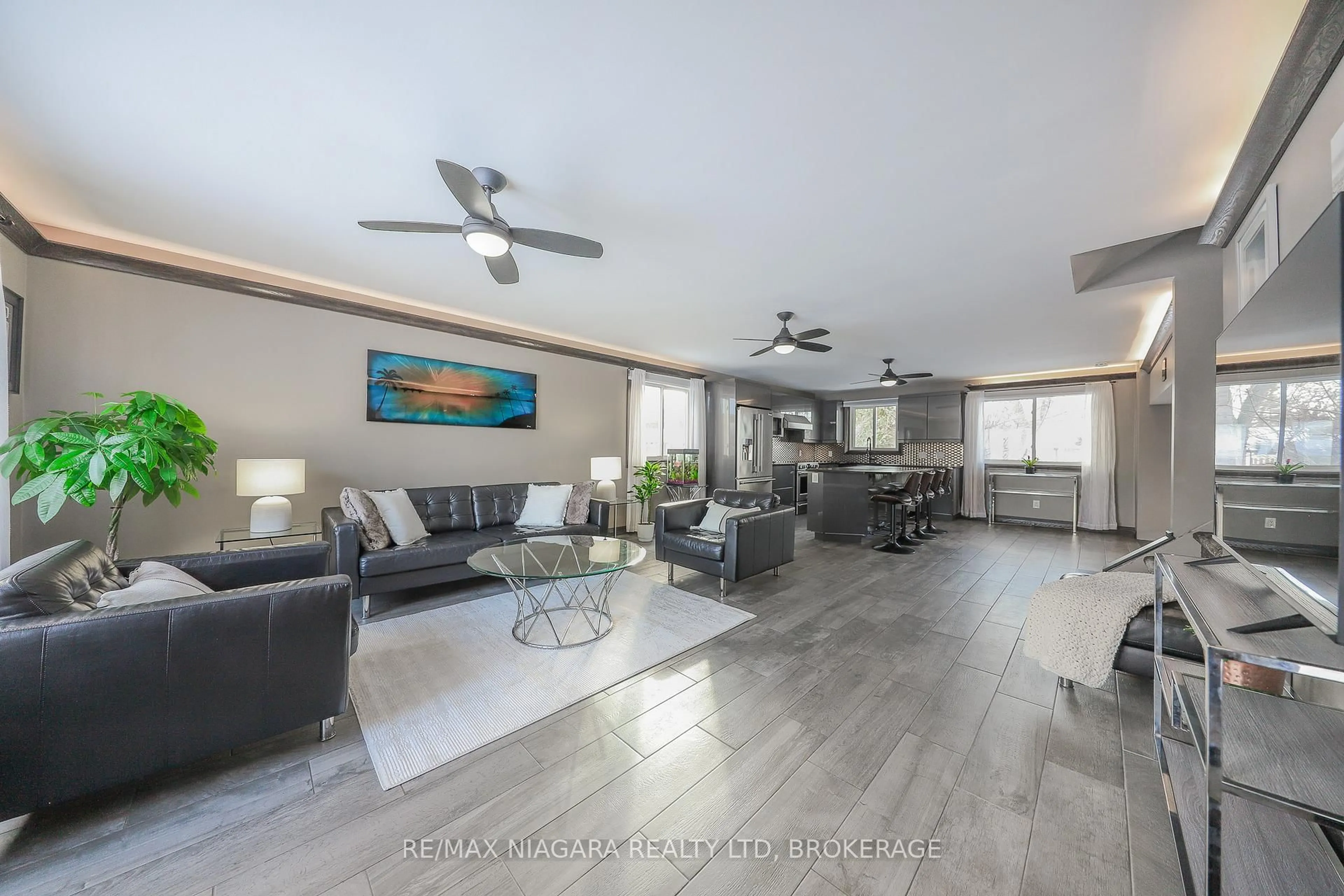 Living room with furniture, unknown for 21 Jessica Dr, St. Catharines Ontario L2M 6V9