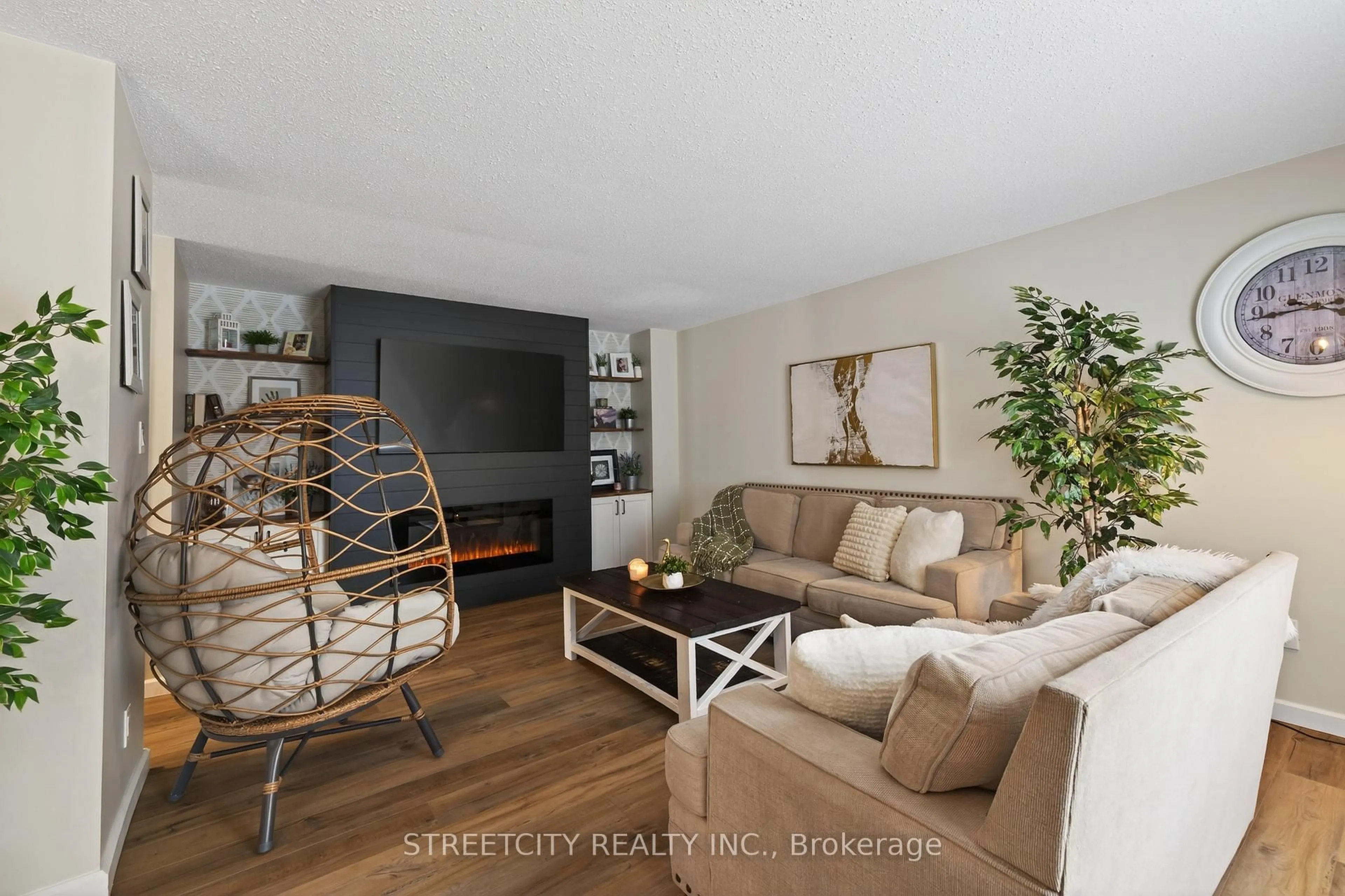 Living room with furniture, wood/laminate floor for 282 HOMESTEAD Cres, London North Ontario N6G 2E5