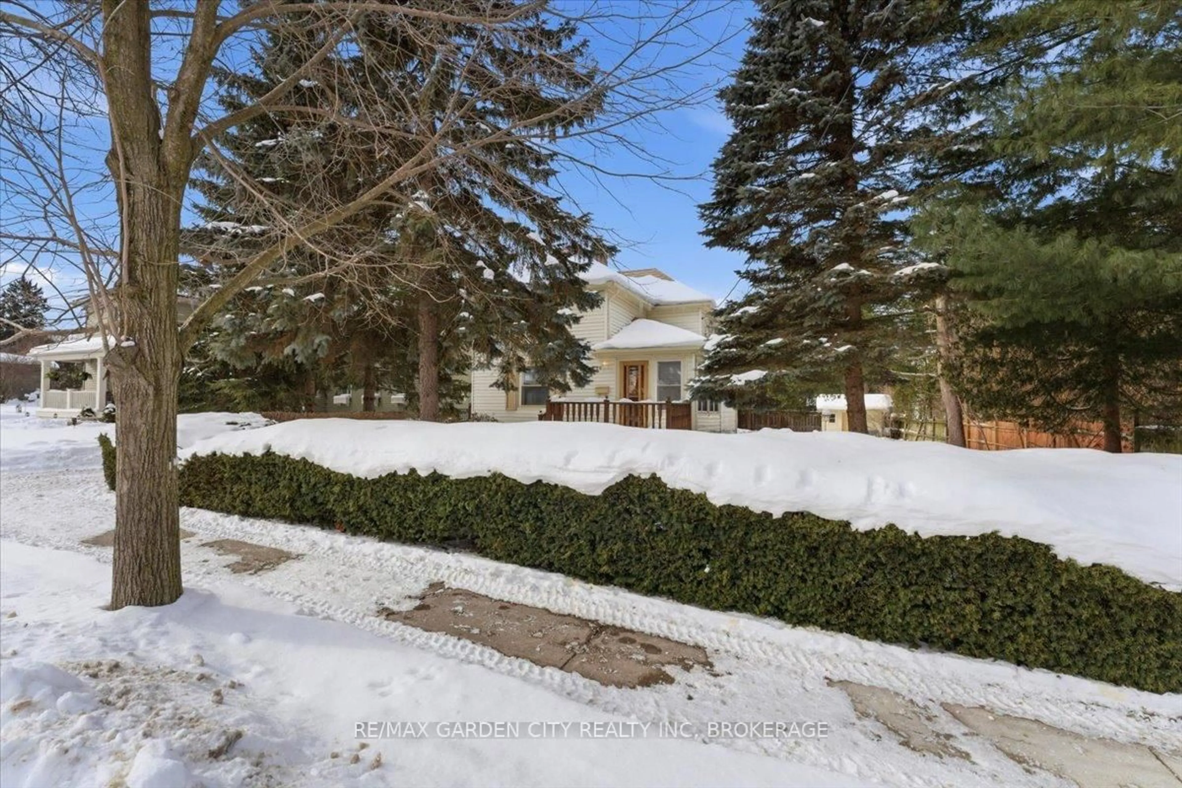 A pic from outside/outdoor area/front of a property/back of a property/a pic from drone, street for 26 Chestnut St, Pelham Ontario L3E 0K3