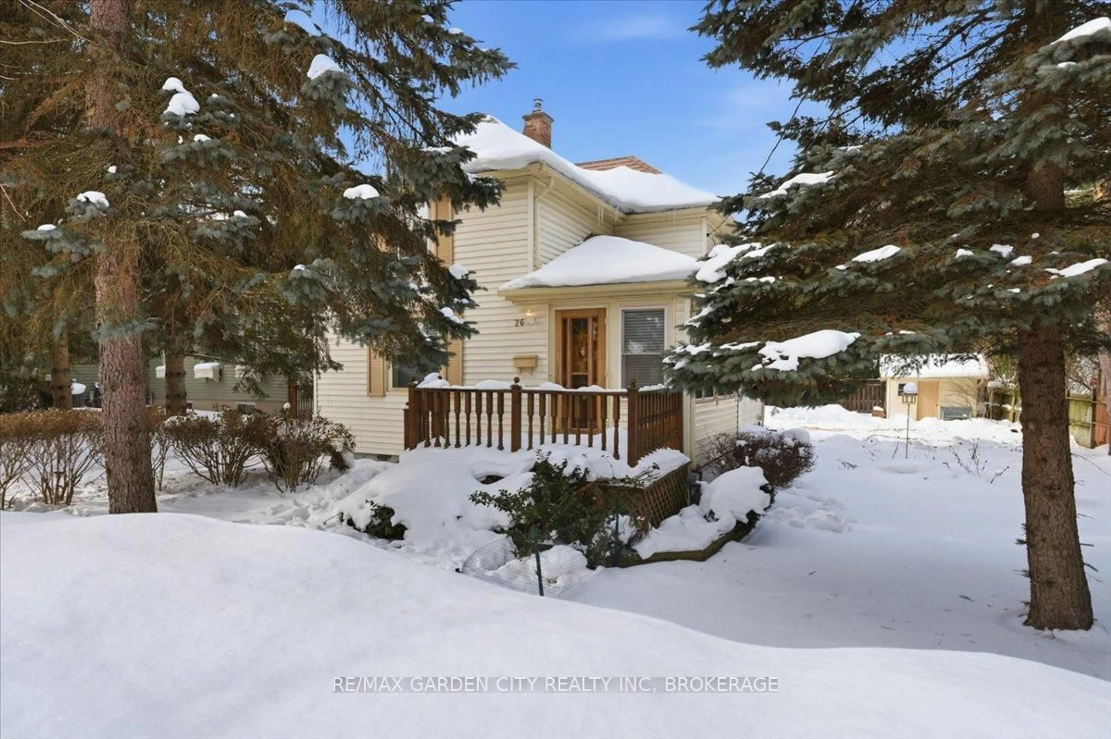 A pic from outside/outdoor area/front of a property/back of a property/a pic from drone, street for 26 Chestnut St, Pelham Ontario L3E 0K3