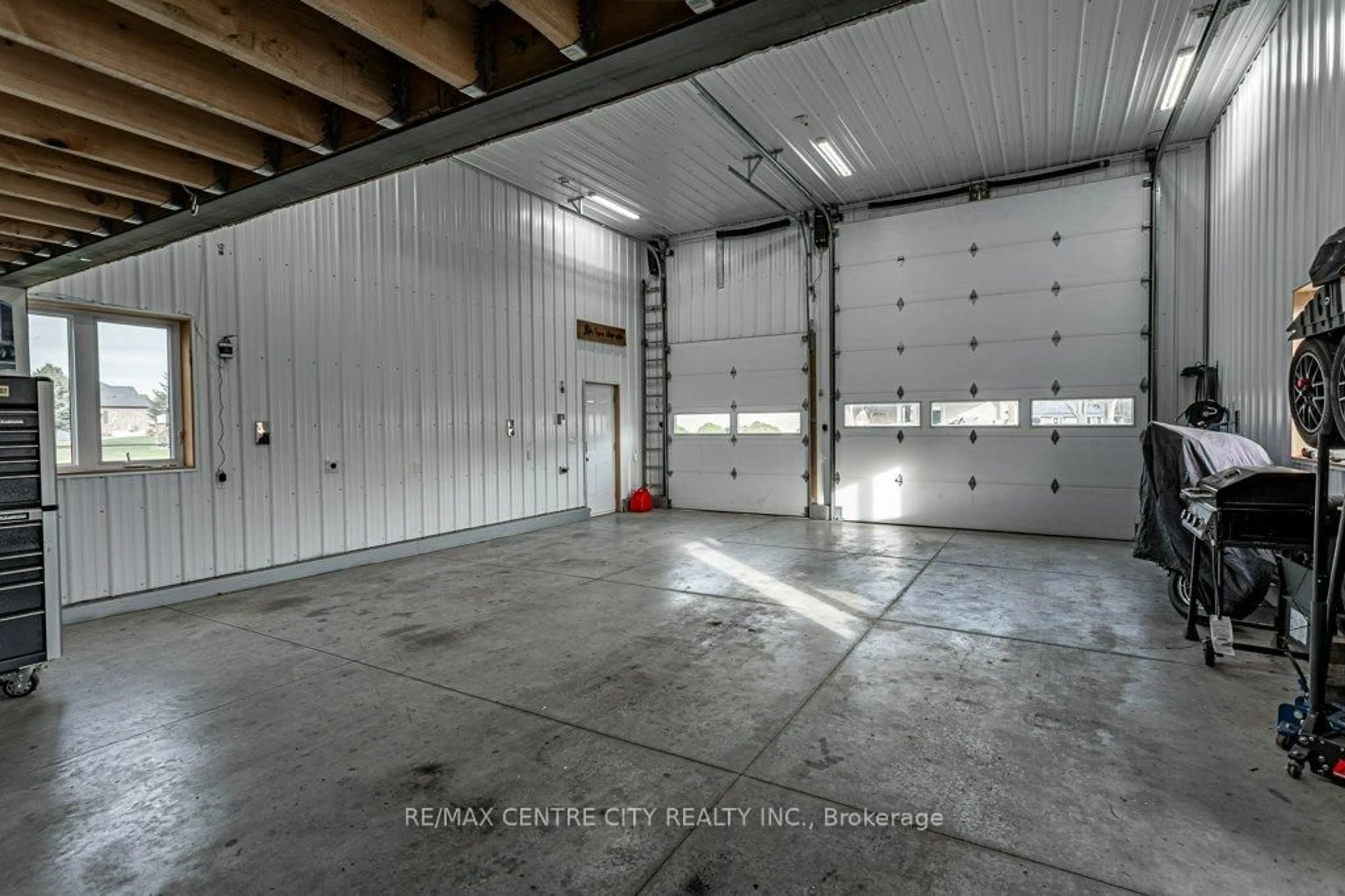 Indoor garage for 6851 Springfield Rd, Malahide Ontario N5H 2R5
