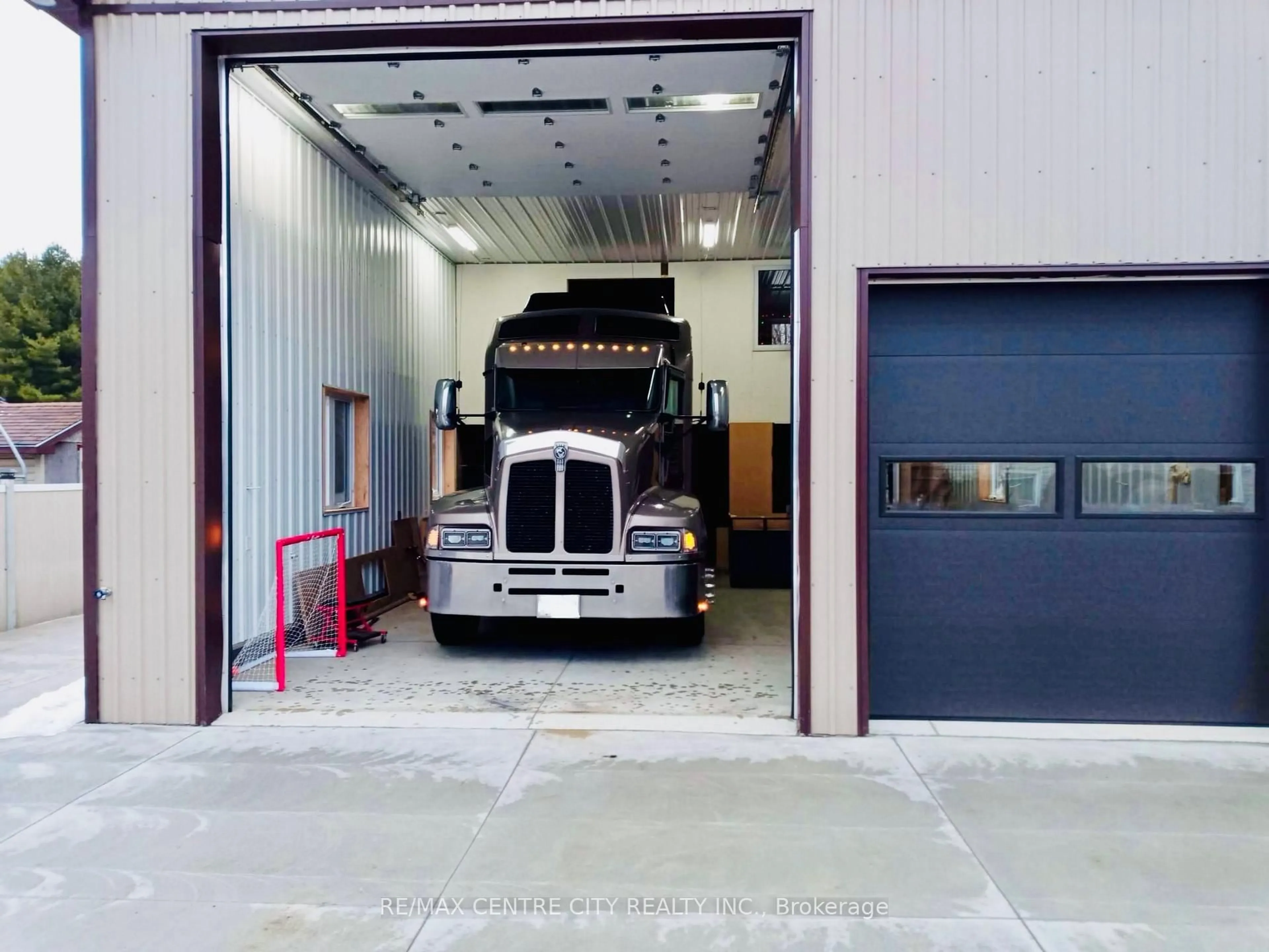 Indoor garage for 6851 Springfield Rd, Malahide Ontario N5H 2R5