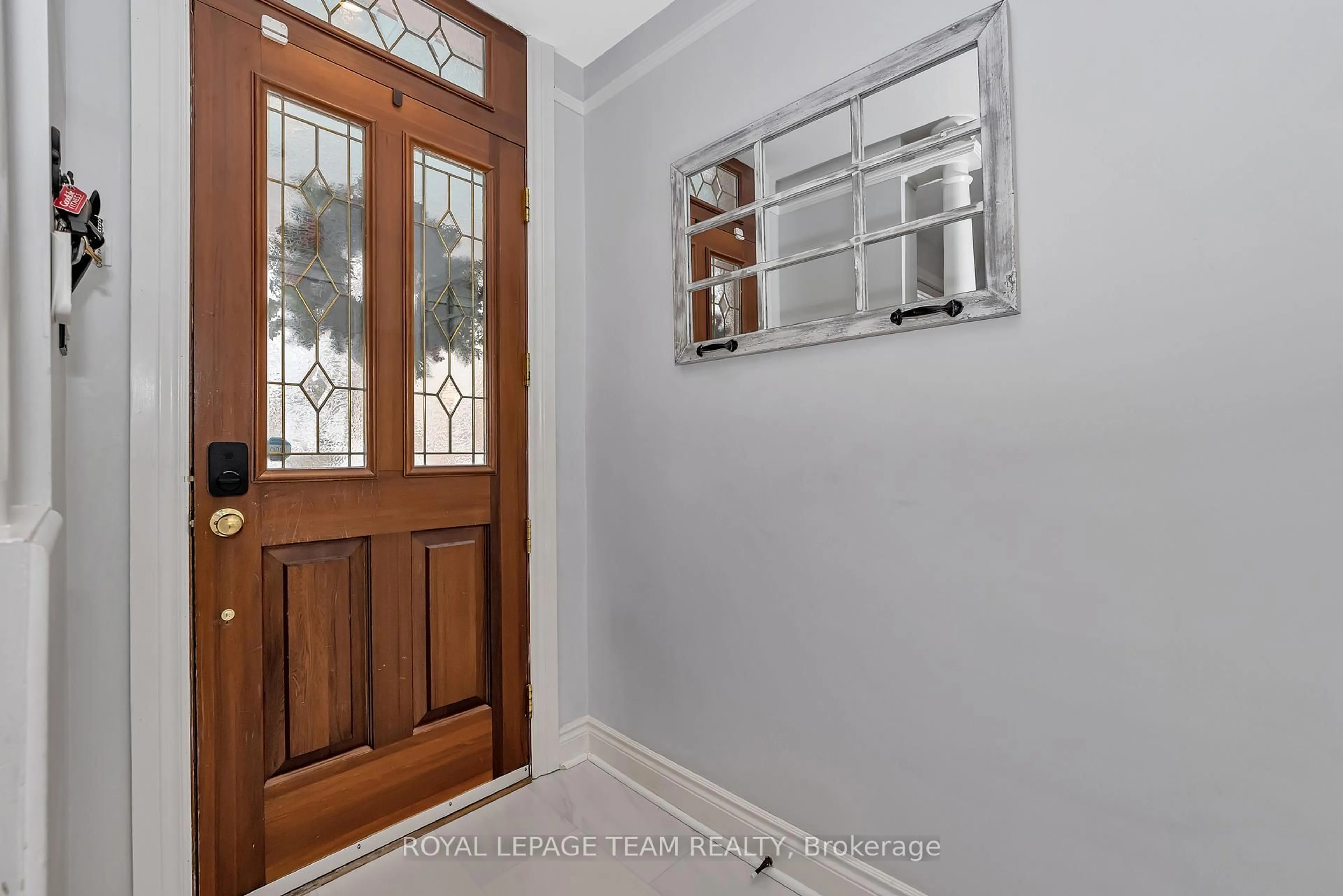 Indoor entryway for 76 Havelock St, Ottawa Ontario K1S 0A6