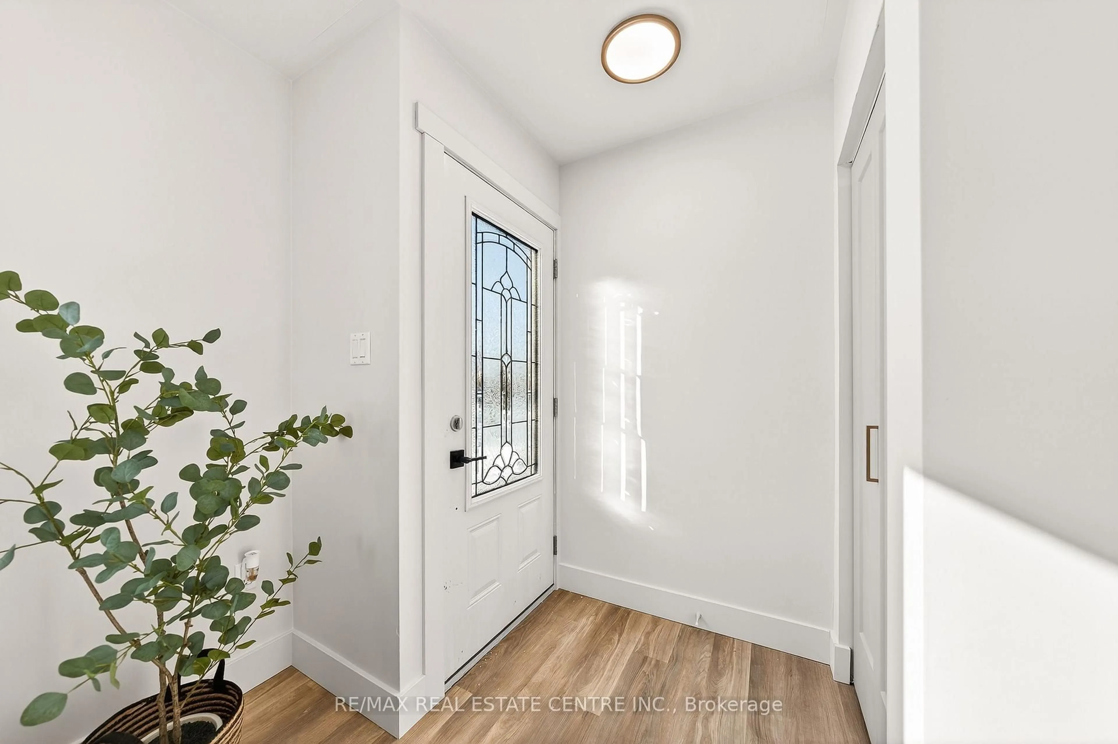 Indoor entryway for 97 Moffat Dr, Cambridge Ontario N1R 6C1