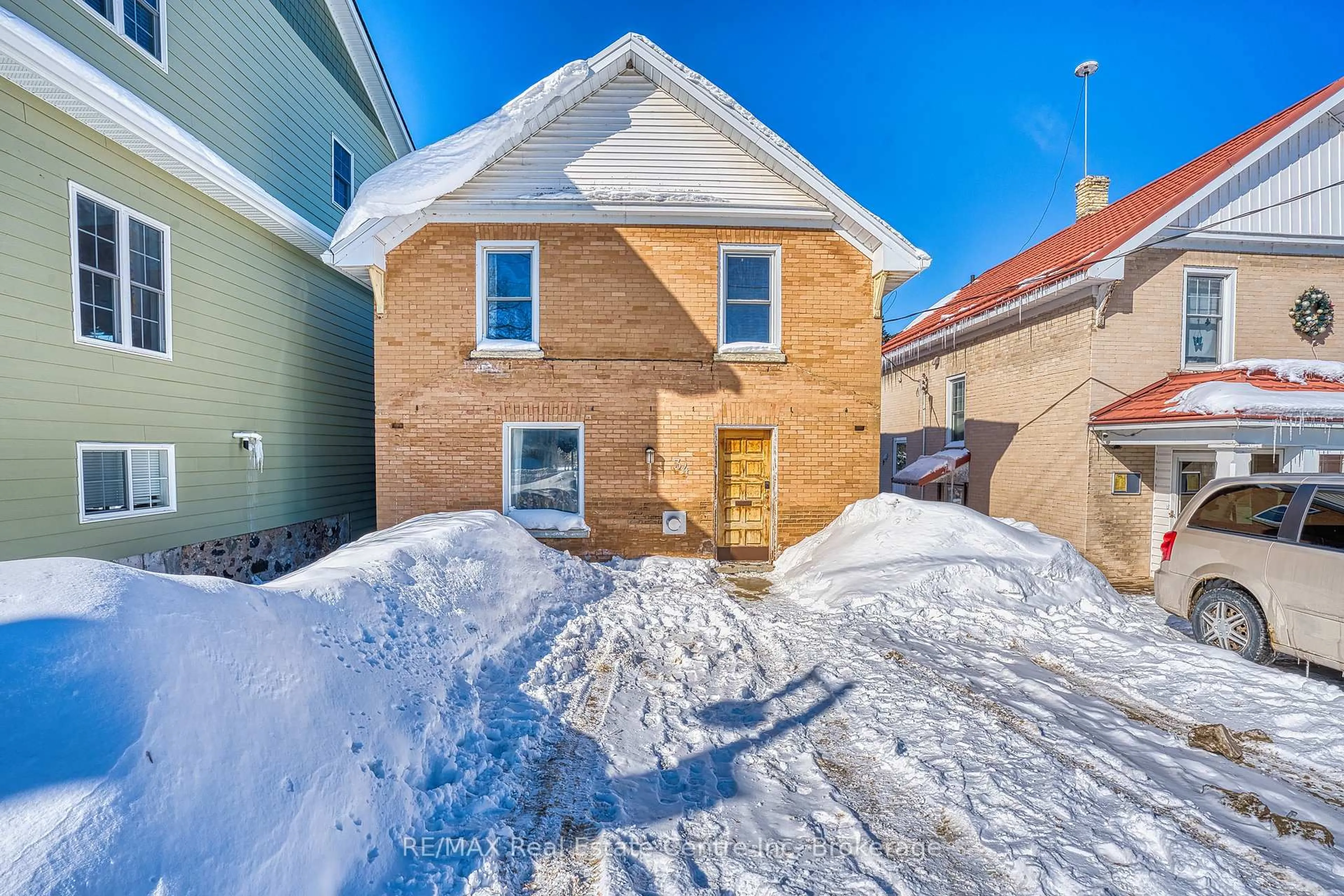 A pic from outside/outdoor area/front of a property/back of a property/a pic from drone, street for 34 Wellington St, Mapleton Ontario N0G 1P0