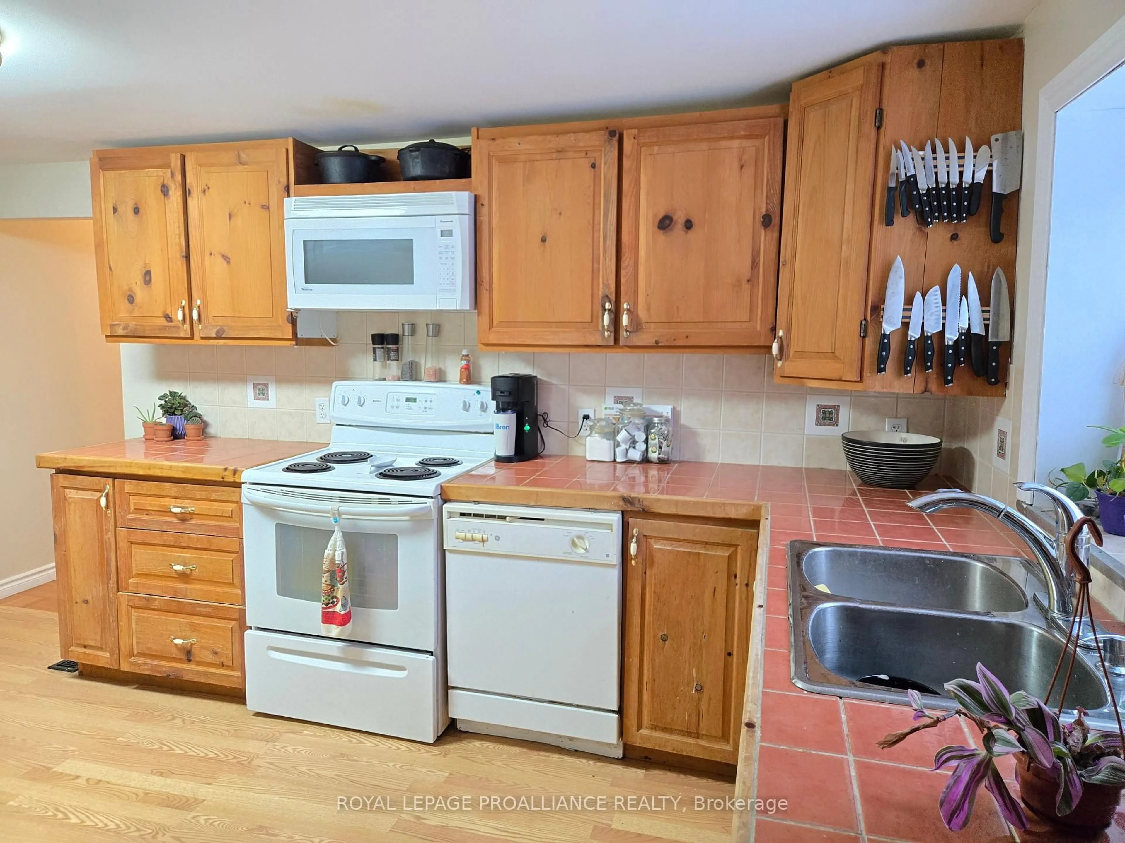 Standard kitchen, unknown for 118 Hubbs Rd, Prince Edward County Ontario K0K 1A0