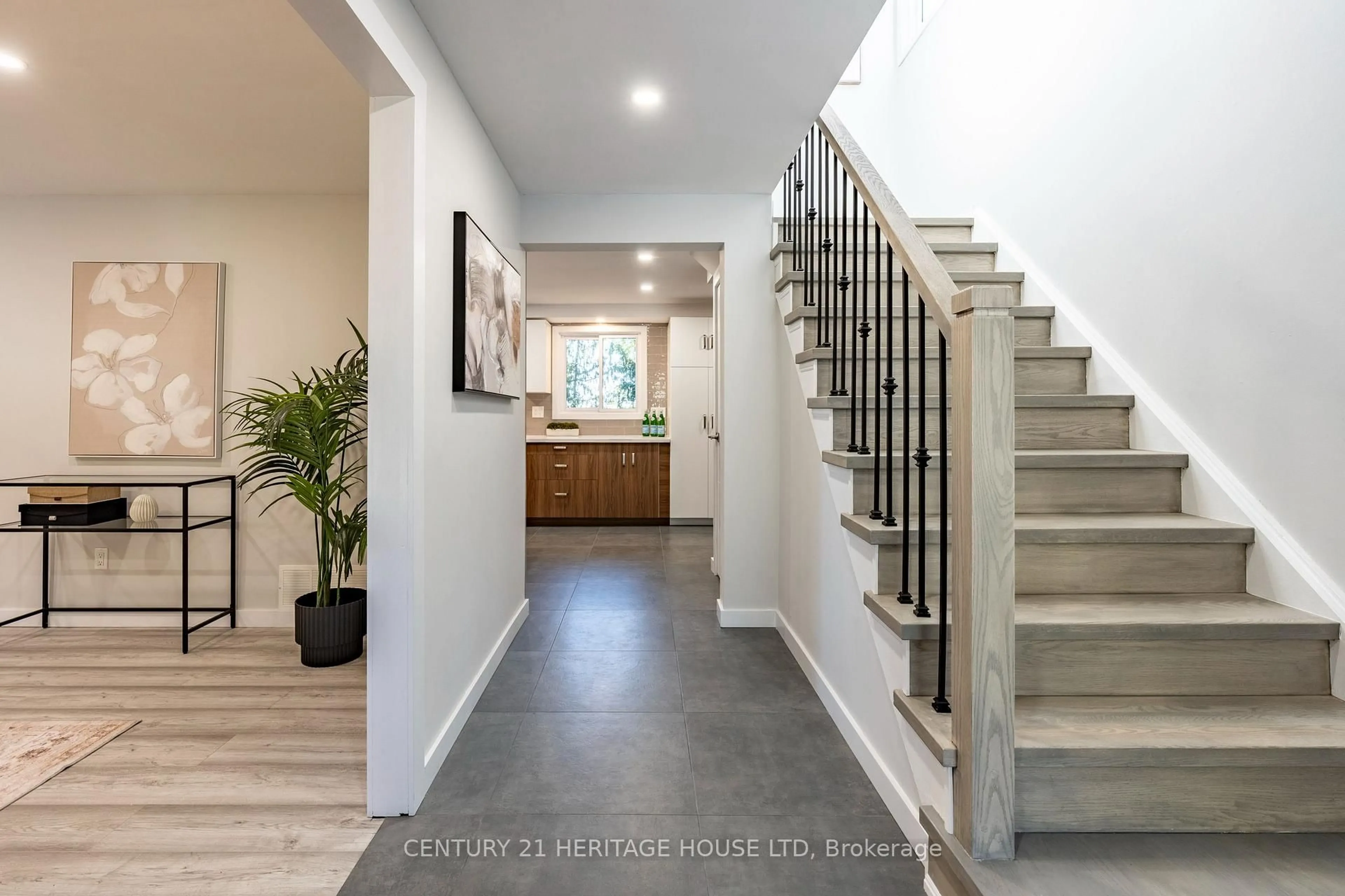 Indoor entryway for 20 Roseneath Cres, Kitchener Ontario N2E 1V9