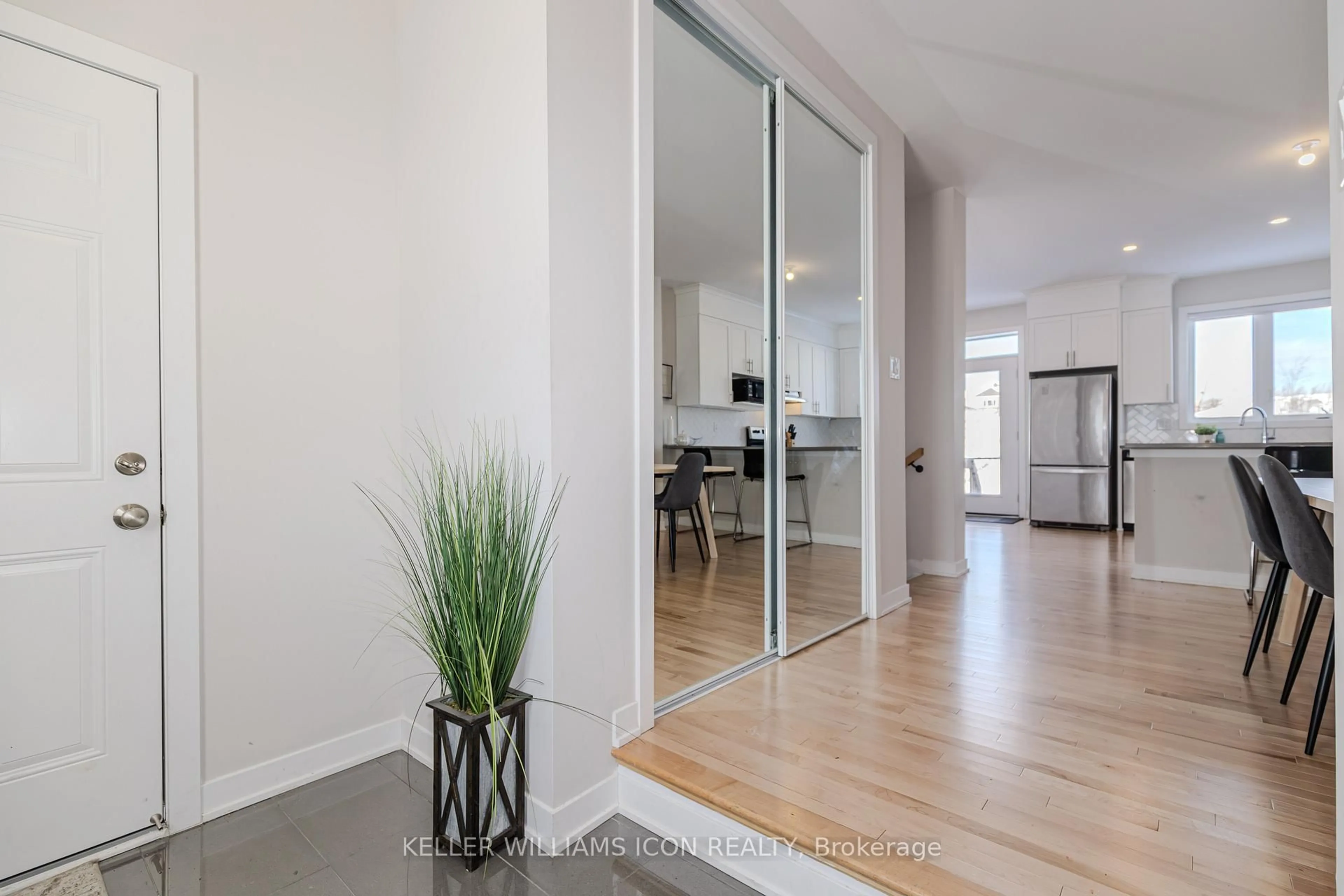 Indoor entryway for 1899 Haiku St, Ottawa Ontario K2J 6W8