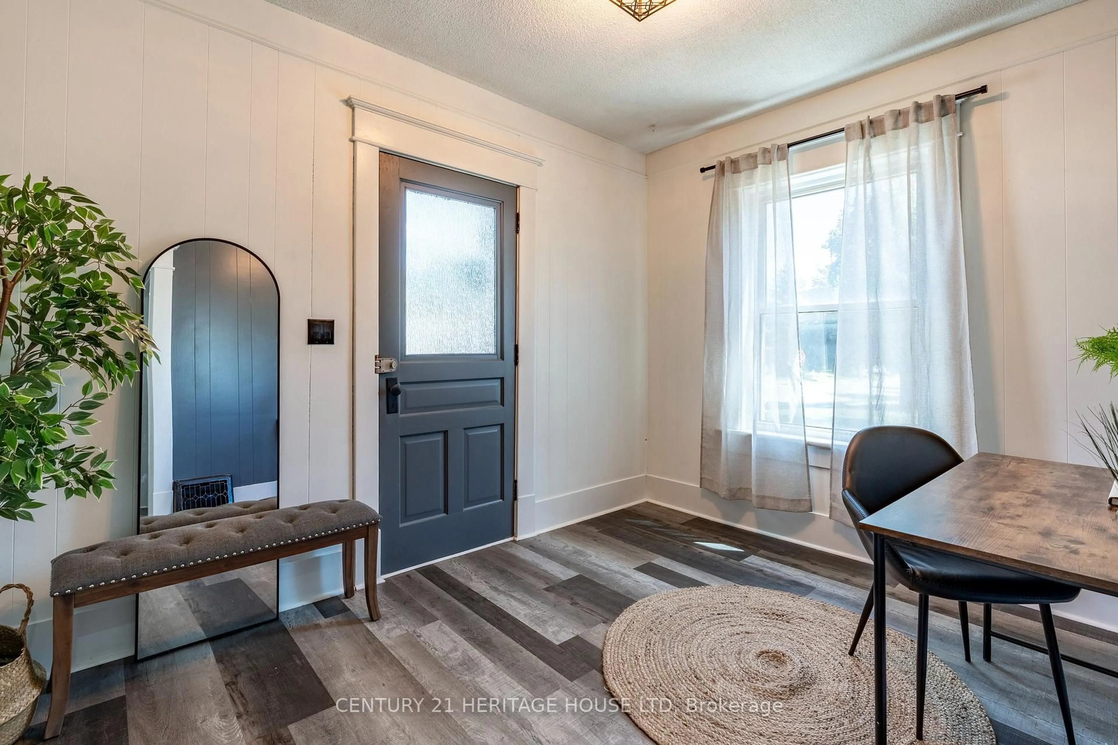 Indoor entryway for 562 Laurel St, Cambridge Ontario N3H 3Z2