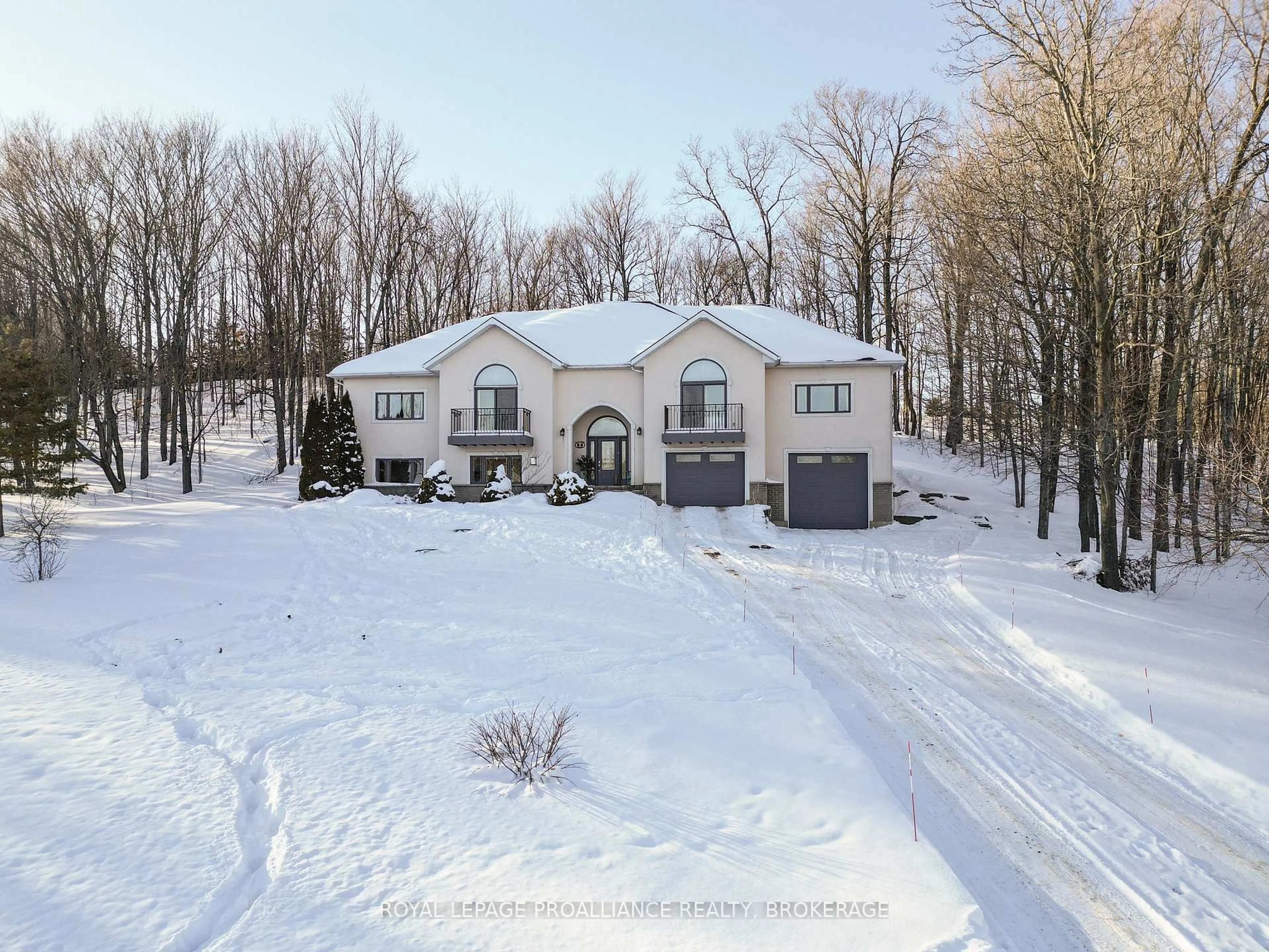 A pic from outside/outdoor area/front of a property/back of a property/a pic from drone, street for 27 Collins Dr, Inverary Ontario K0H 1X0