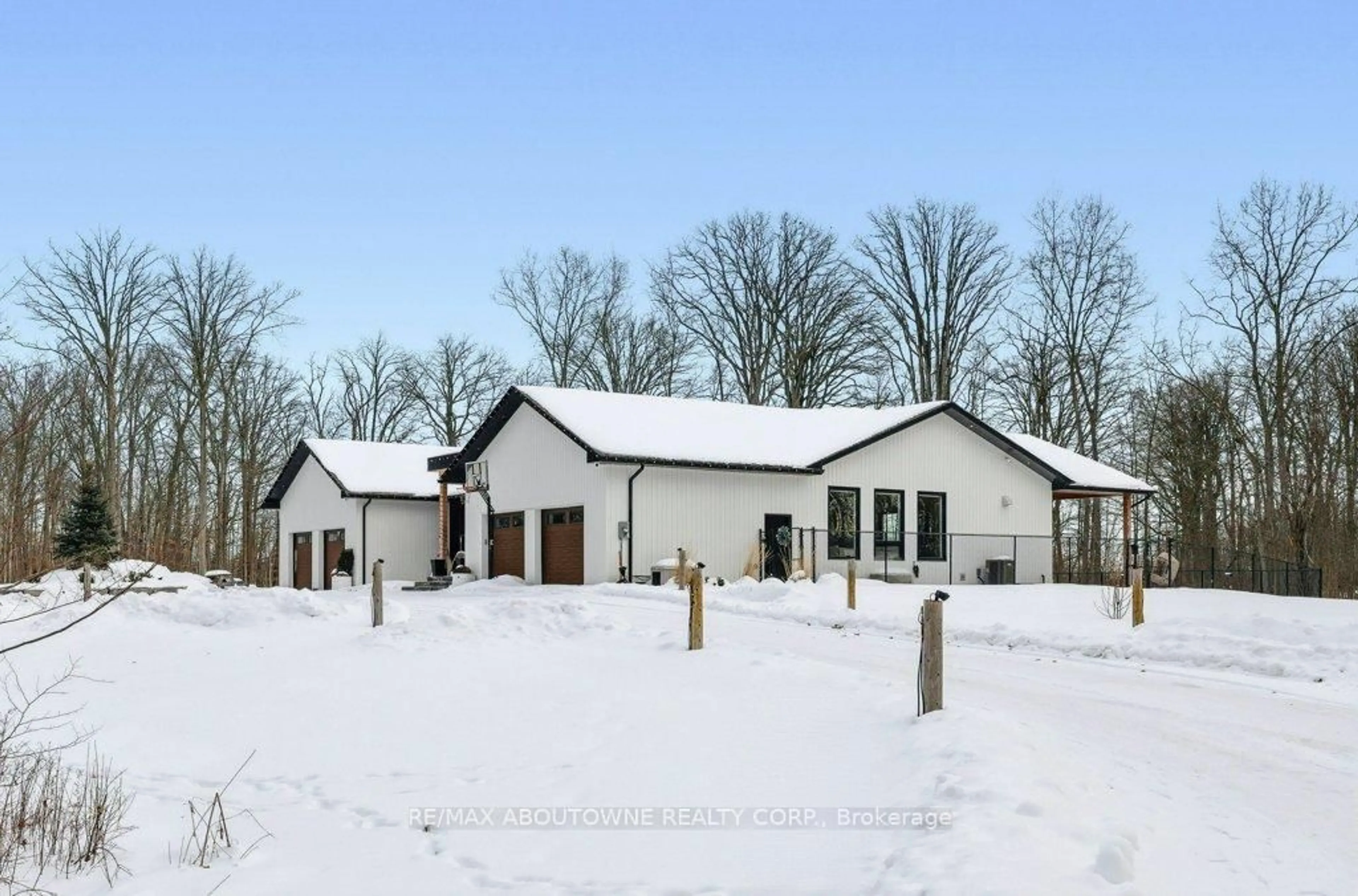 A pic from outside/outdoor area/front of a property/back of a property/a pic from drone, unknown for 295 Allen Rd, Grimsby Ontario L3M 4E7