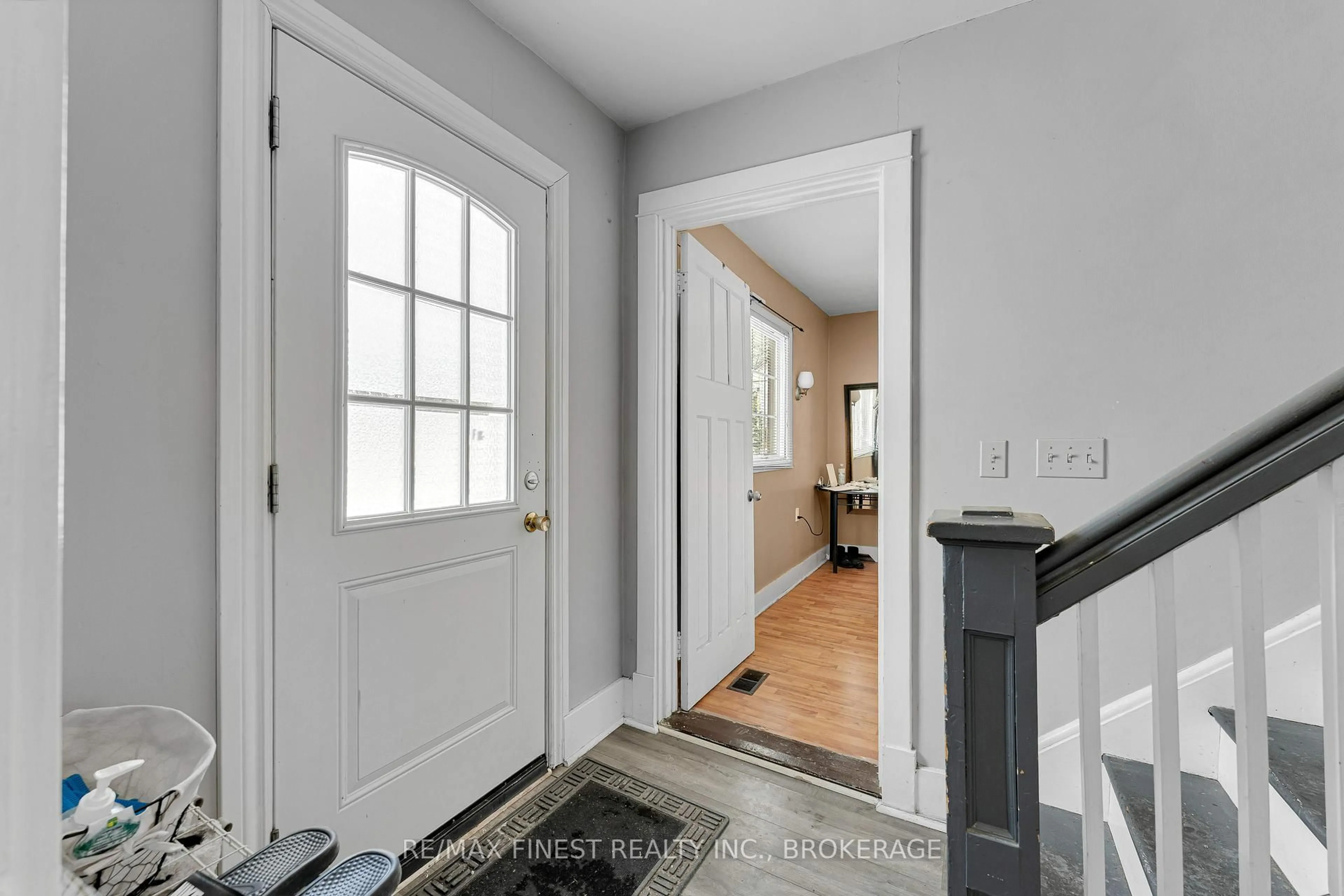 Indoor entryway for 273 College St, Kingston Ontario K7L 4M1