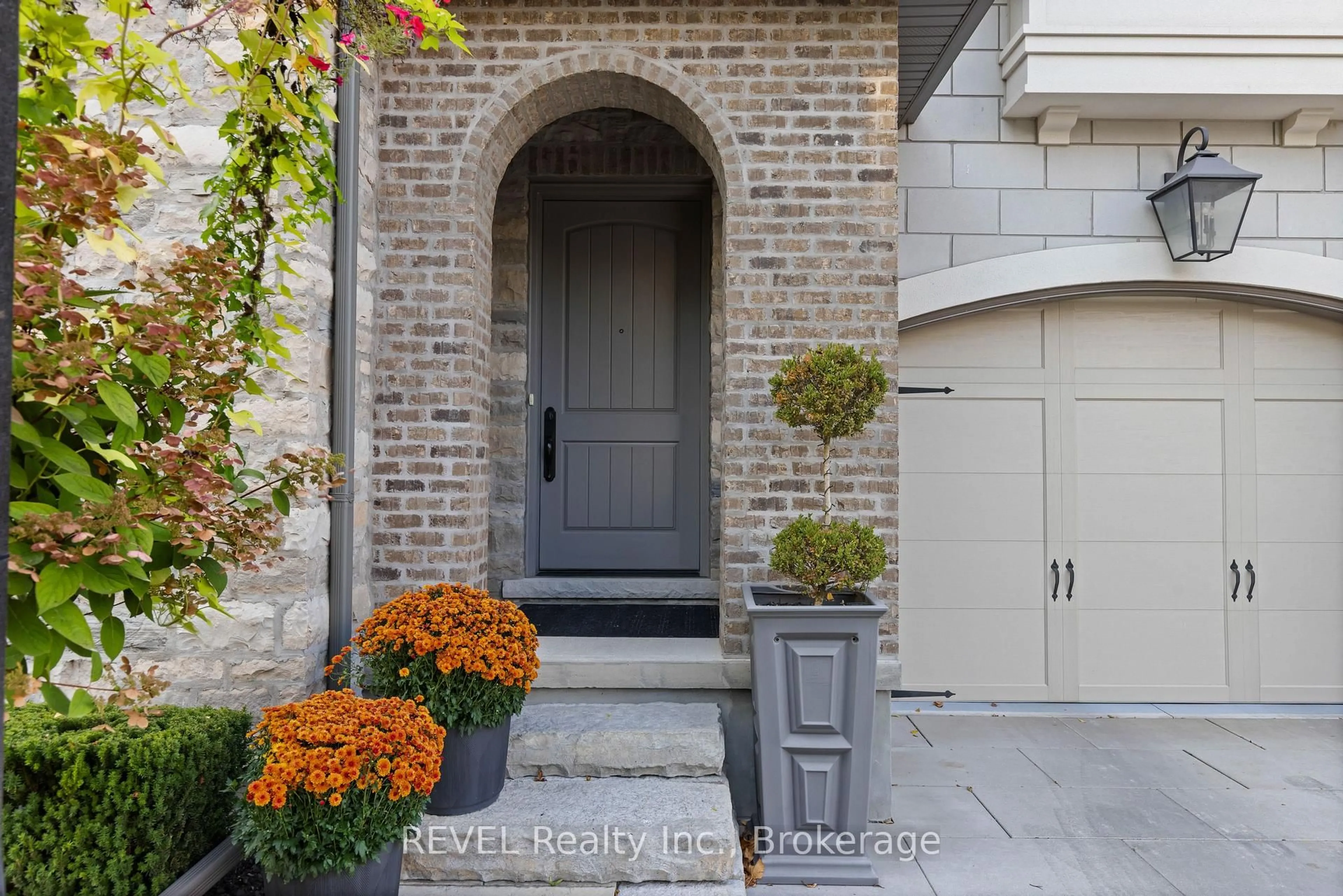 Indoor entryway for 25 Arbourvale Common, St. Catharines Ontario L2T 3B7