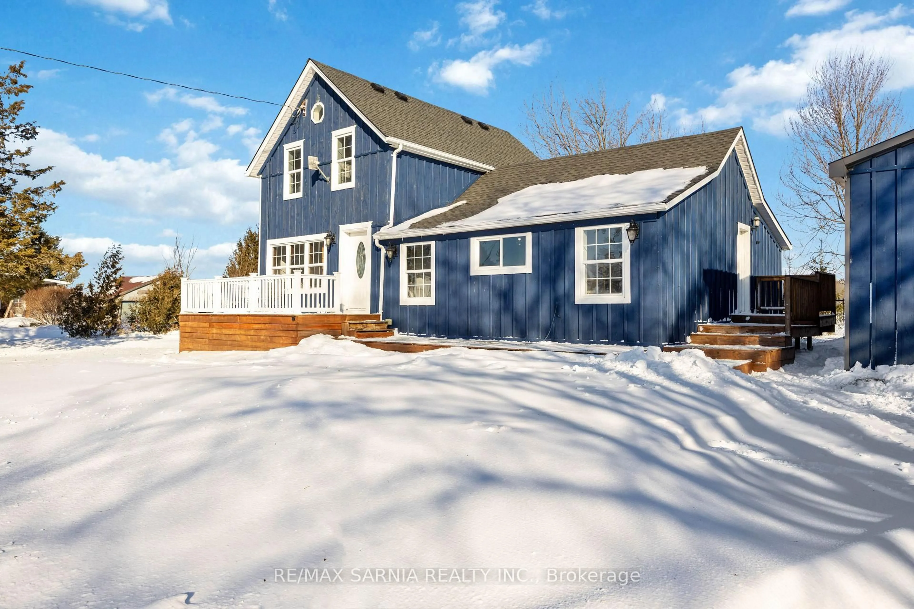 Home with vinyl exterior material, unknown for 1804 Oil Heritage Rd, Enniskillen Ontario N0N 1P0