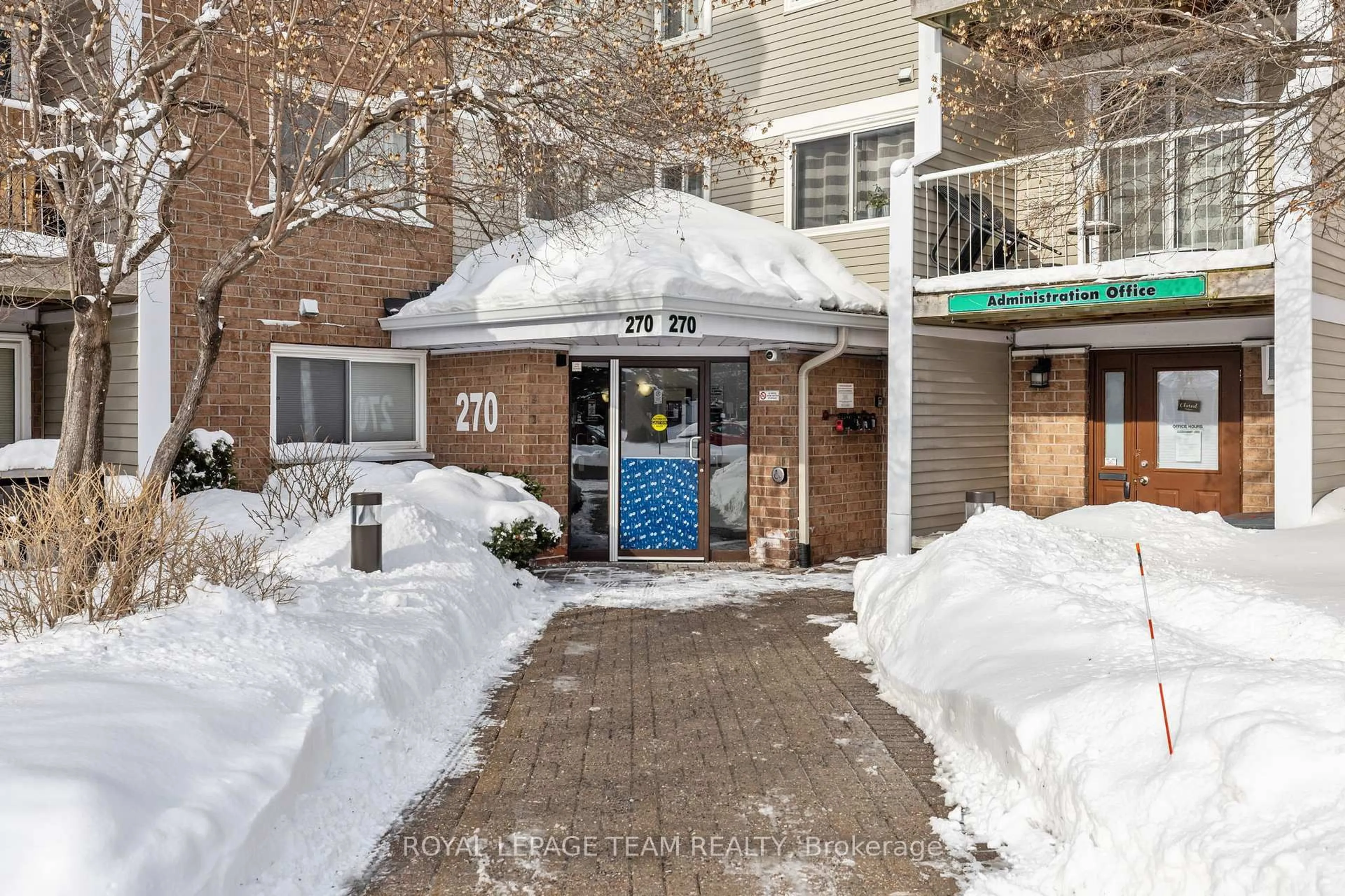 Indoor foyer for 270 Brittany Dr #411, Ottawa Ontario K1K 4M3