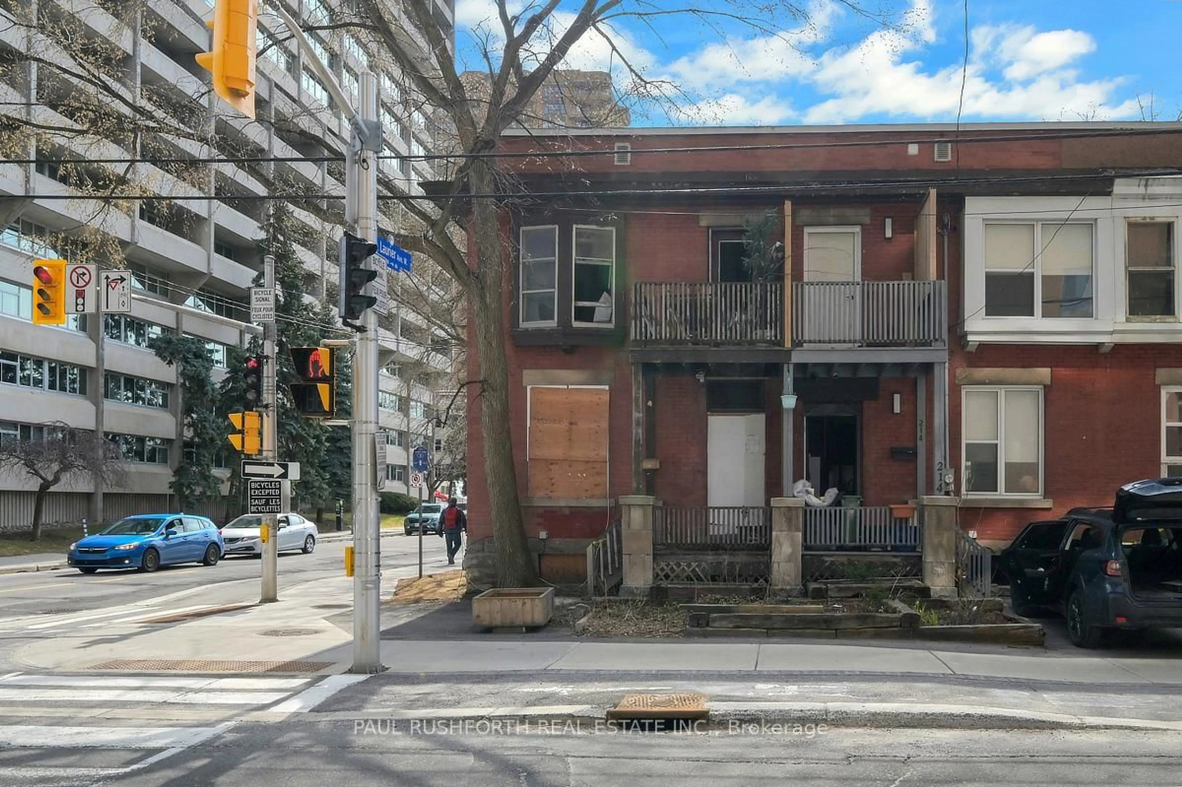 Unknown for 216 Bay St, Ottawa Ontario K1R 5Y9