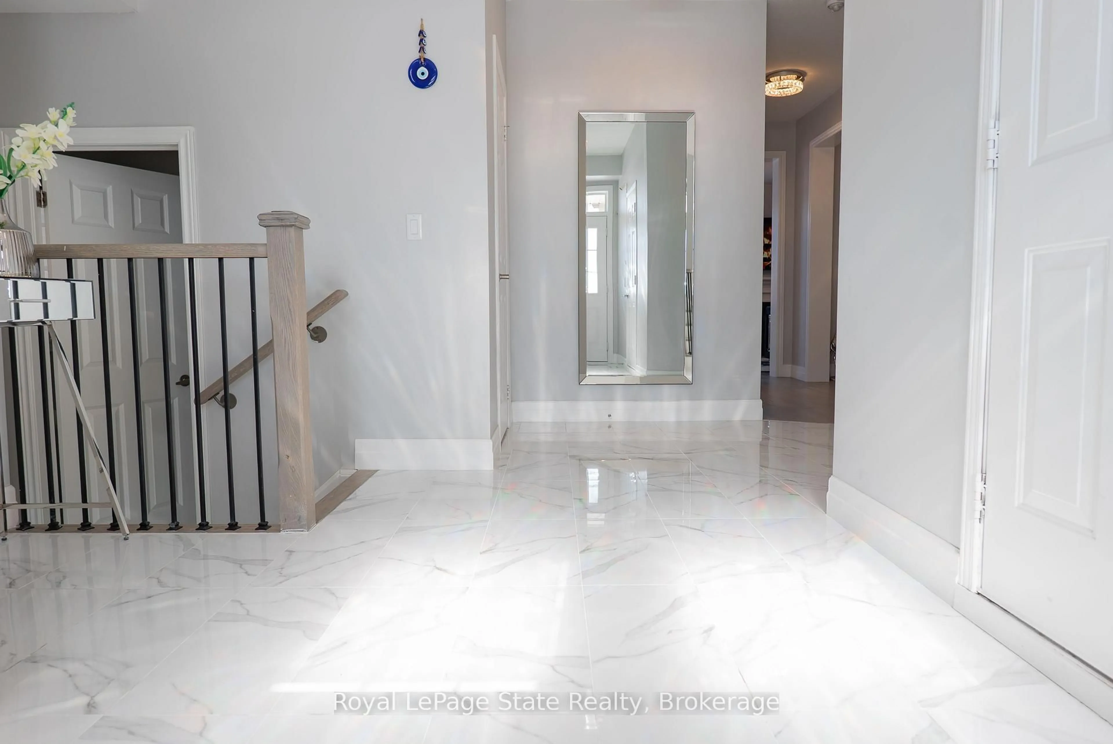 Indoor foyer for 1133 Upper Thames Dr, Woodstock Ontario N4T 0L4