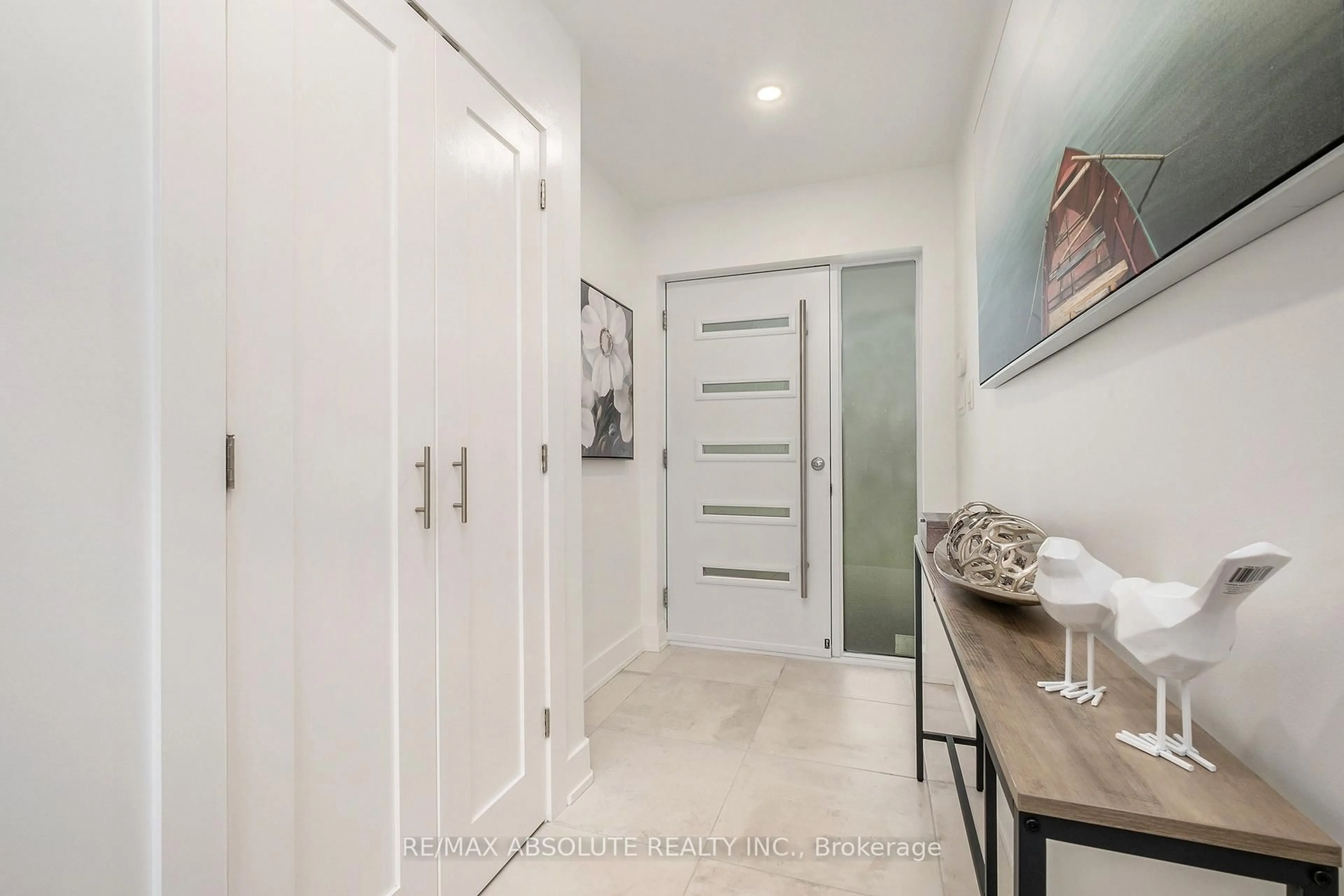 Indoor entryway for 160 BEGONIA Ave, Ottawa Ontario K1H 6E4