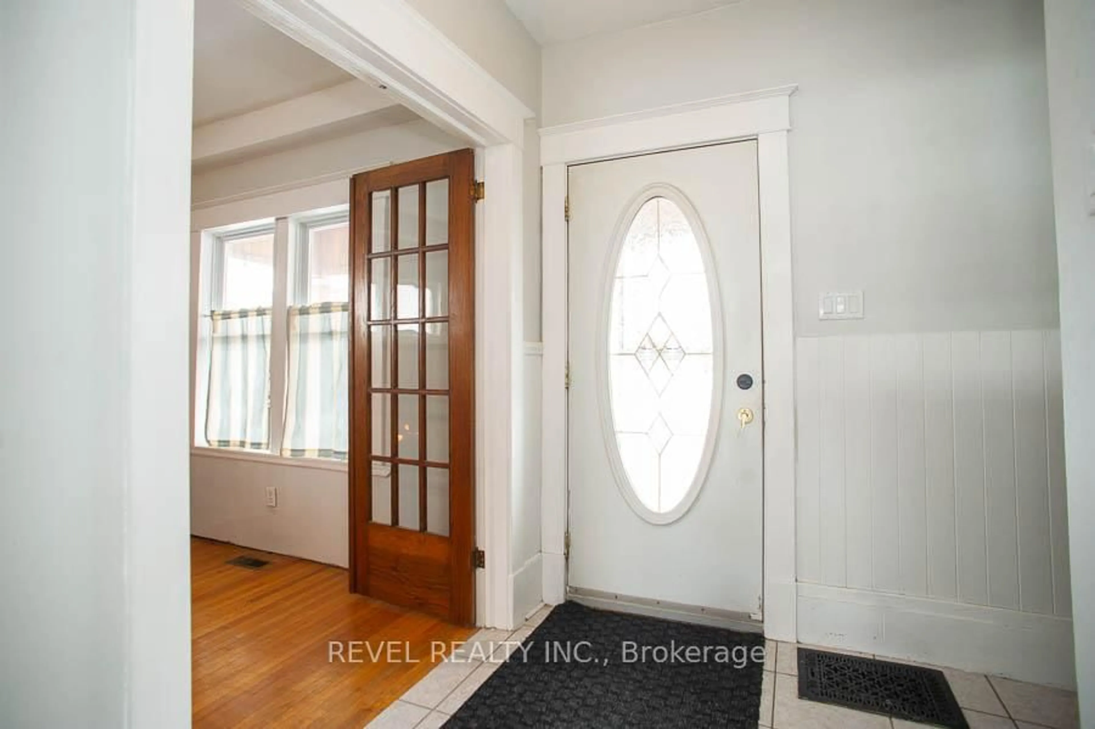 Indoor entryway for 98 Cayuga St, Brantford Ontario N3S 1X2