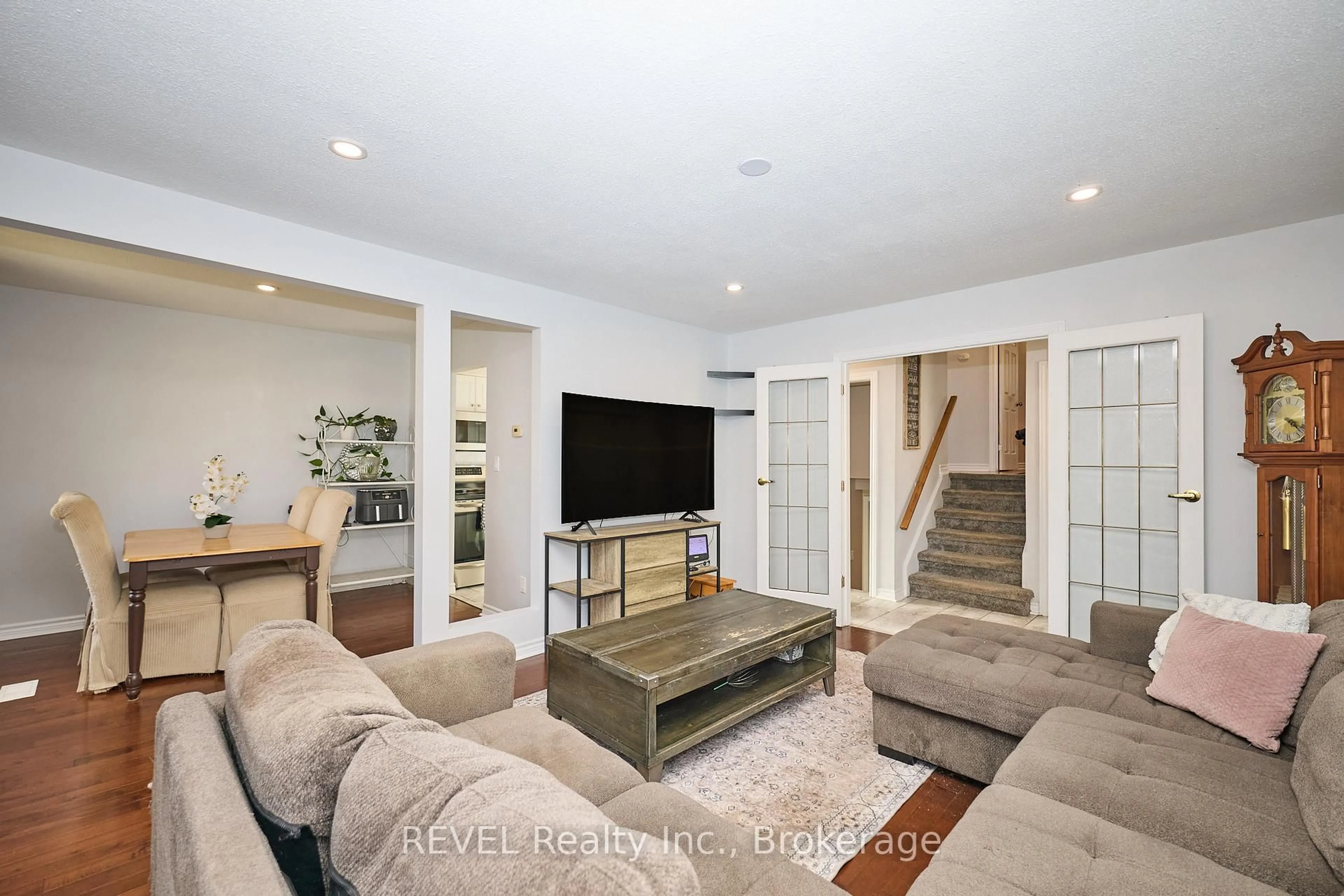 Living room with furniture, unknown for 2989 Loyalist Ave, Niagara Falls Ontario L2J 3K8