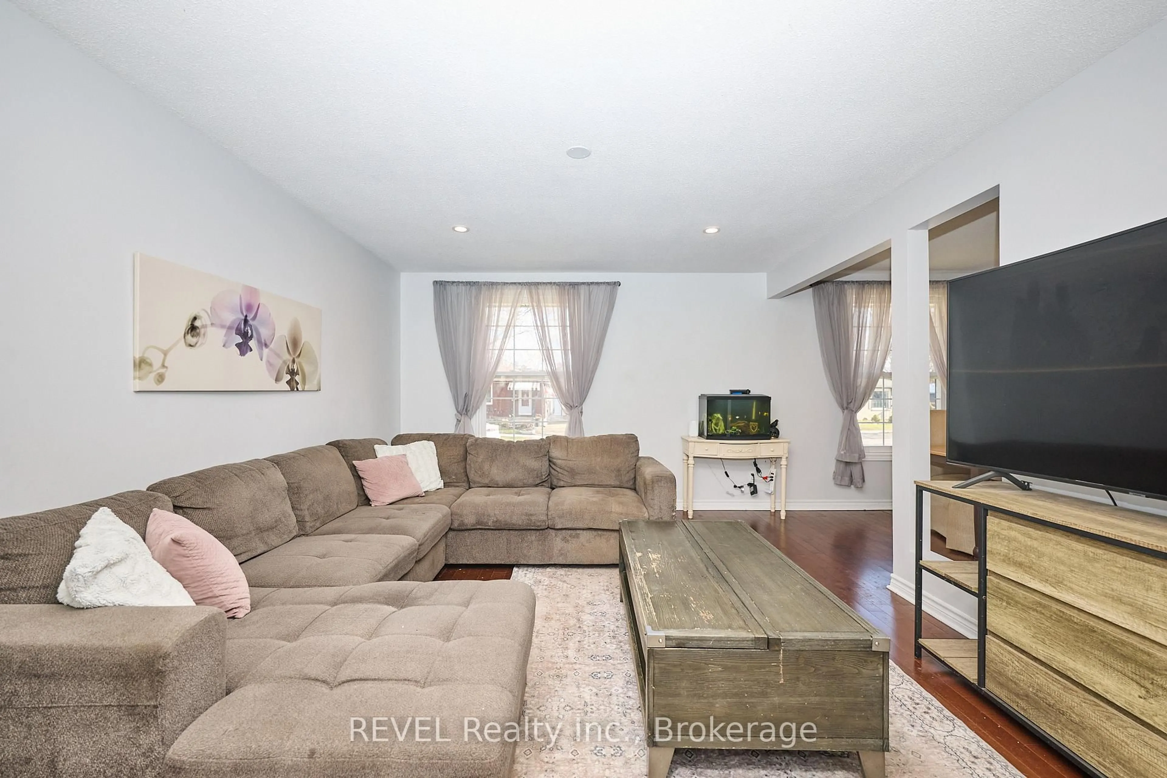 Living room with furniture, unknown for 2989 Loyalist Ave, Niagara Falls Ontario L2J 3K8