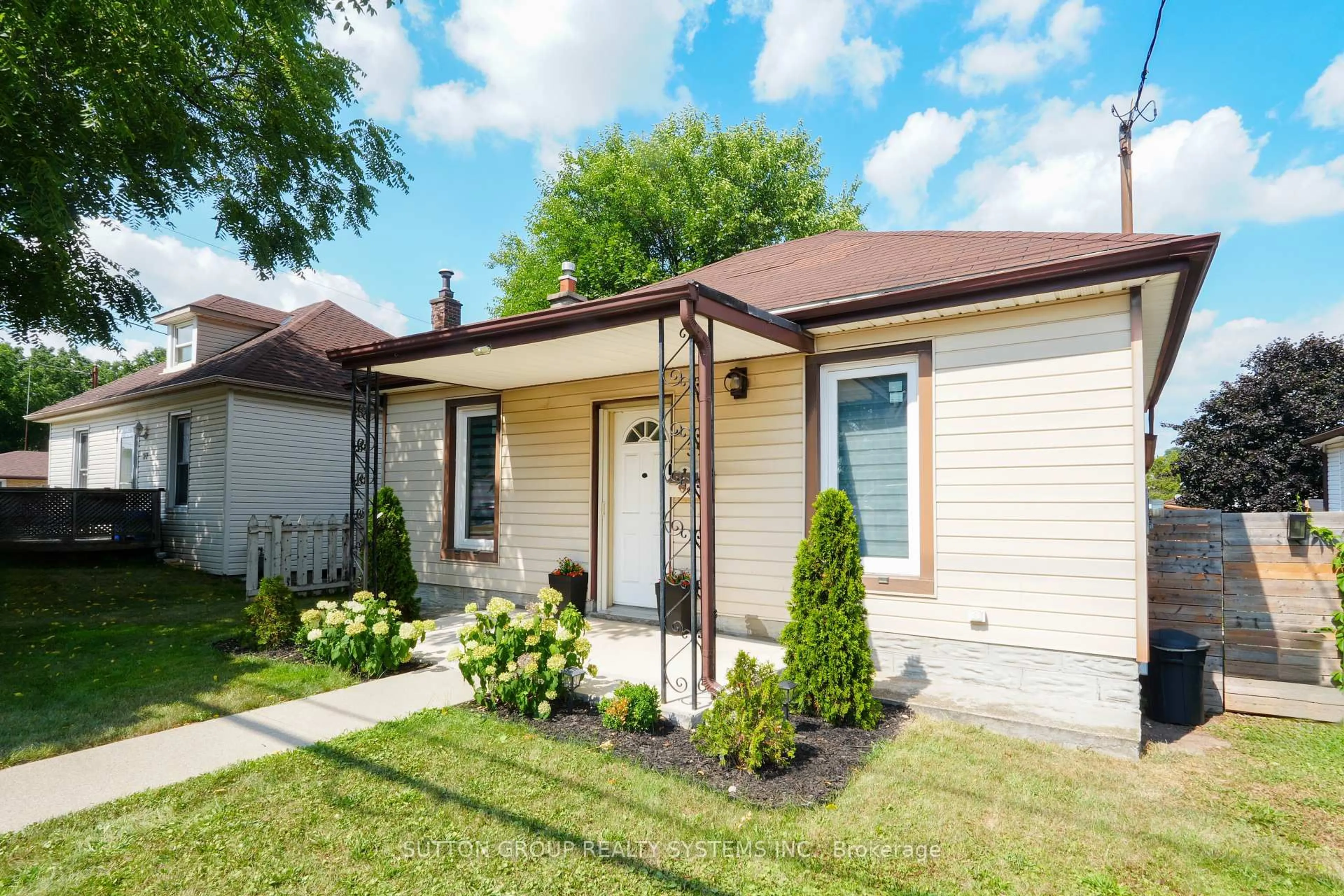 Home with brick exterior material, street for 39 Norfolk Ave, Cambridge Ontario N1R 3T7